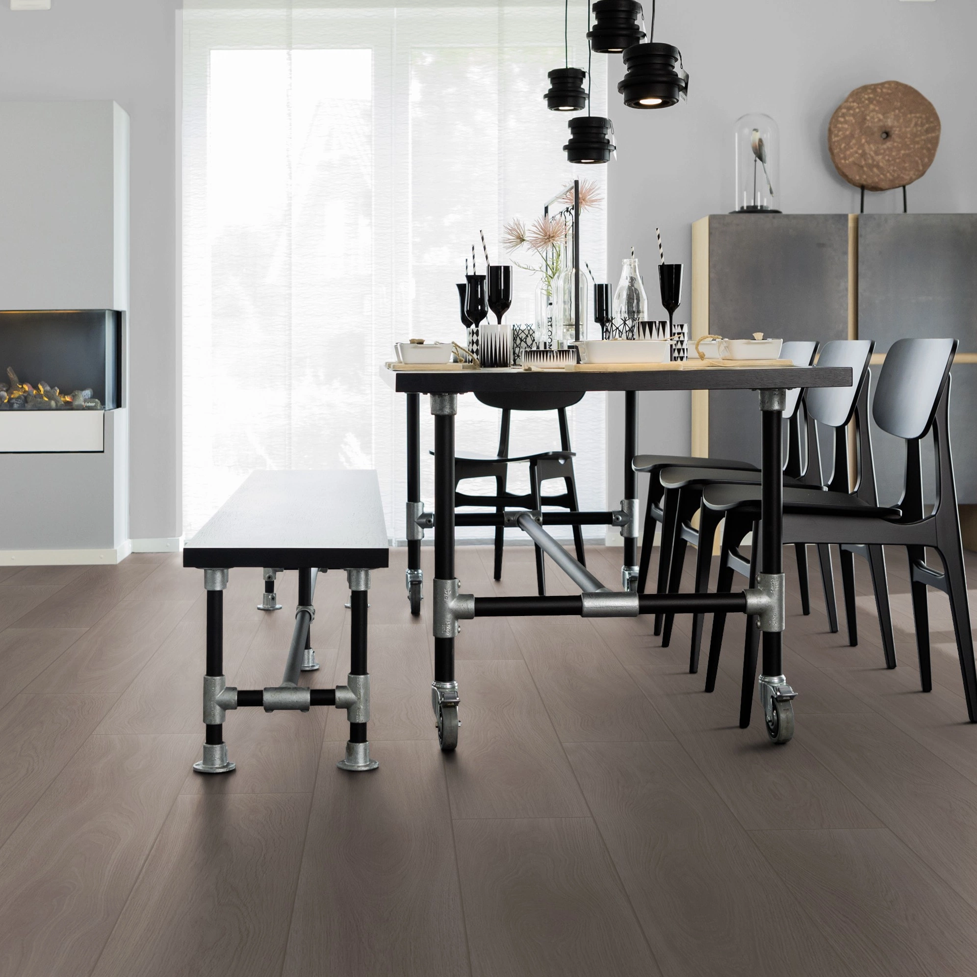 Milieubild Esszimmer mit Kamin - wineo Klick-Bioboden PURLINE wineo 1000 wood XL Calm Oak Ash Milieubild Esszimmer mit Kamin - wineo PLC308R
