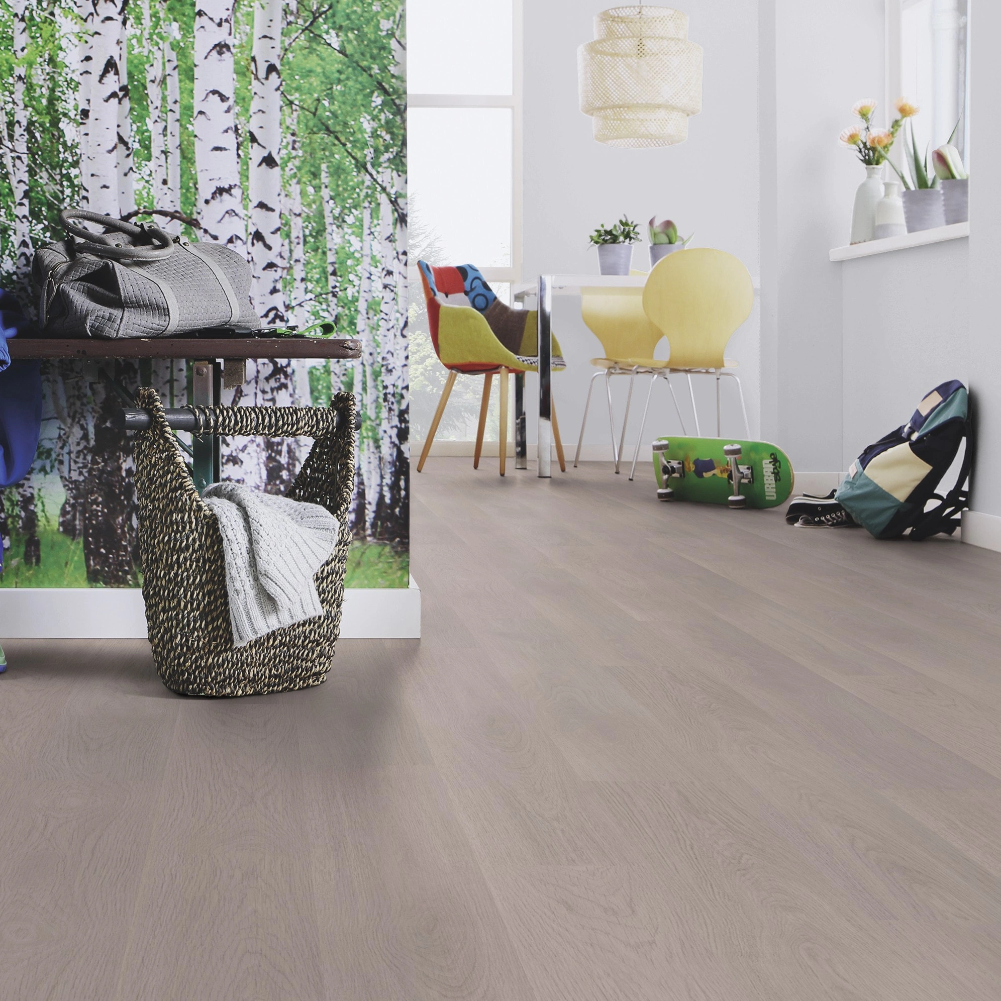 Milieubild Esszimmer mit Flur und Sitzbank - wineo Klick-Bioboden PURLINE wineo 1000 wood L Soft Oak Silver Milieubild Esszimmer mit Flur und Sitzbank - wineo PLC302R