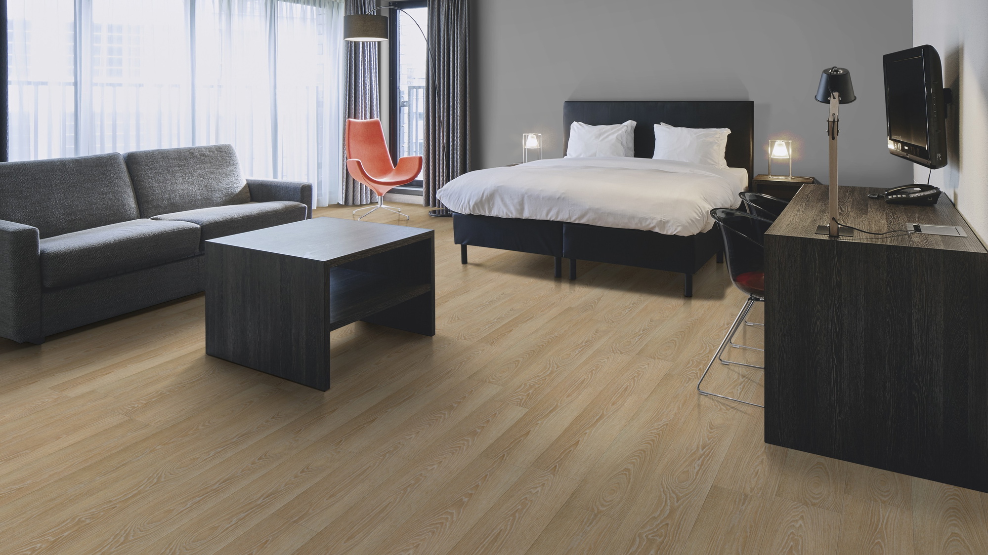 Milieubild Hotelzimmer mit Kingsize-Bett - Forbo Flooring Klebe-Vinyl Allura Dryback 0.55 Wood Blond Timber Milieubild Hotelzimmer mit Kingsize-Bett - Forbo Flooring 220141