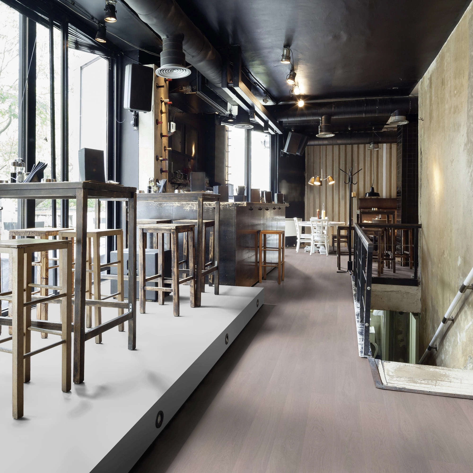 Milieubild Restaurant - Bar mit Tischen und Hockern - wineo Klick-Bioboden PURLINE wineo 1000 wood L Soft Oak Silver Milieubild Restaurant - Bar mit Tischen und Hockern - wineo PLC302R