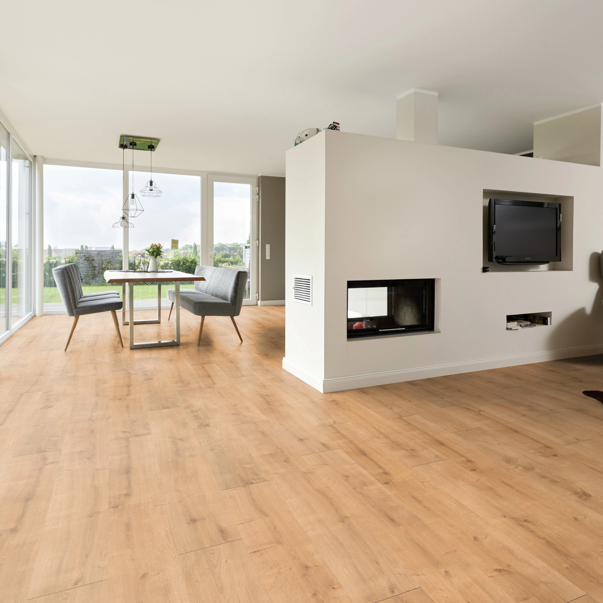 Milieubild Wohnzimmer mit Essbereich und Kamin - ter Hürne Laminat Classic Edition Eiche Burger Grill Milieubild Wohnzimmer mit Essbereich und Kamin - ter Hürne 1101021834