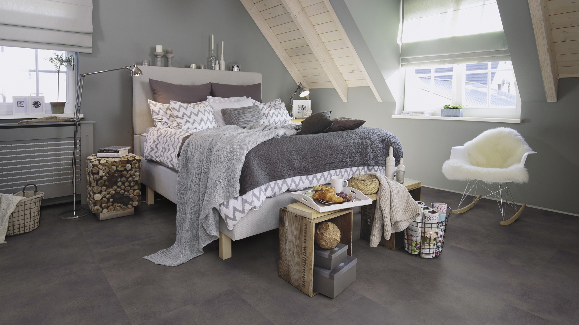 Milieubild Schlafzimmer im modernen Dachgeschoss - wineo Klebe-Bioboden PURLINE wineo 1500 stone XL Loft Concrete Dark Milieubild Schlafzimmer im modernen Dachgeschoss - wineo PL15400SXL