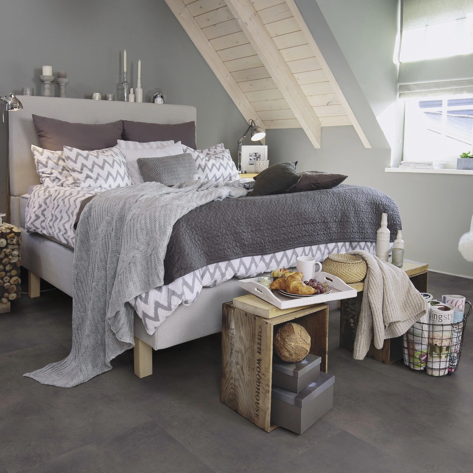 Milieubild Schlafzimmer im modernen Dachgeschoss - wineo Klebe-Bioboden PURLINE wineo 1500 stone XL Loft Concrete Dark Milieubild Schlafzimmer im modernen Dachgeschoss - wineo PL15400SXL