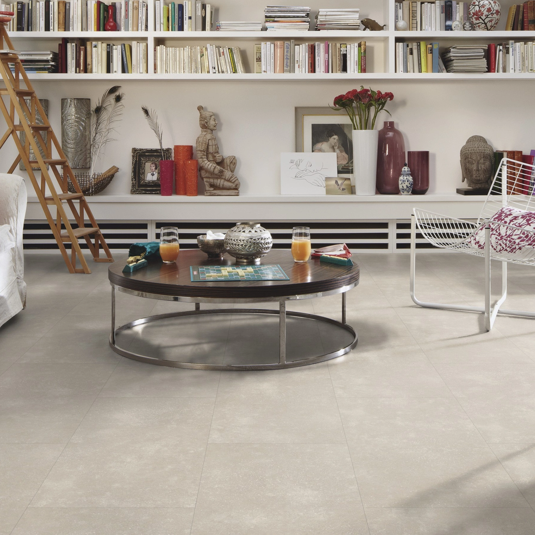 Milieubild Wohnzimmer mit großem Bücherregal - MEISTER Laminat LB 150 Cream Stone Milieubild Wohnzimmer mit großem Bücherregal - MEISTER 600003-0857398-07138