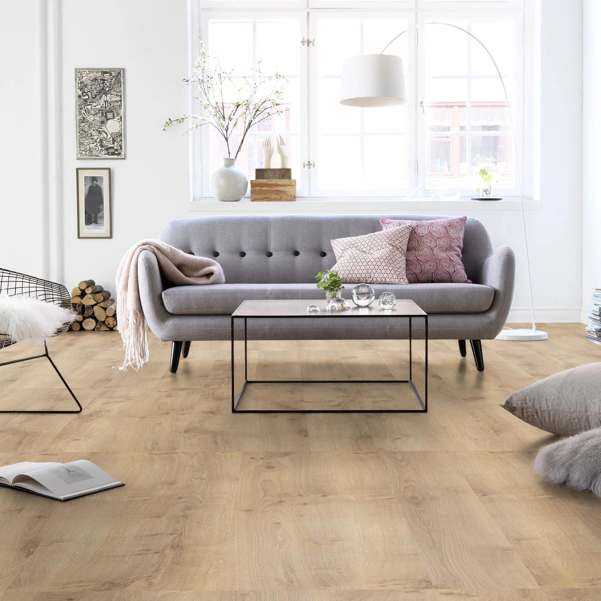 Milieubild Wohnzimmer in Stadtwohnung - Tarkett Klebe-Vinyl iD Inspiration 55 CLASSICS Rustic Oak Beige Milieubild Wohnzimmer in Stadtwohnung - Tarkett 24513025