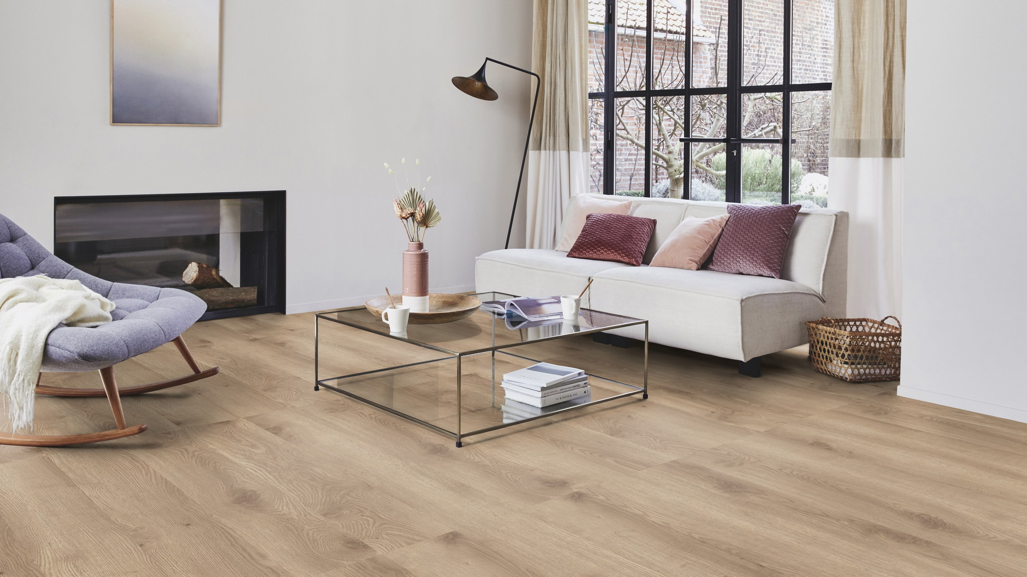 Milieubild Modernes Wohnzimmer mit Kamin - Tarkett Klebe-Vinyl iD Inspiration 55 CLASSICS Contemporary Oak Natural Milieubild Modernes Wohnzimmer mit Kamin - Tarkett 24513019