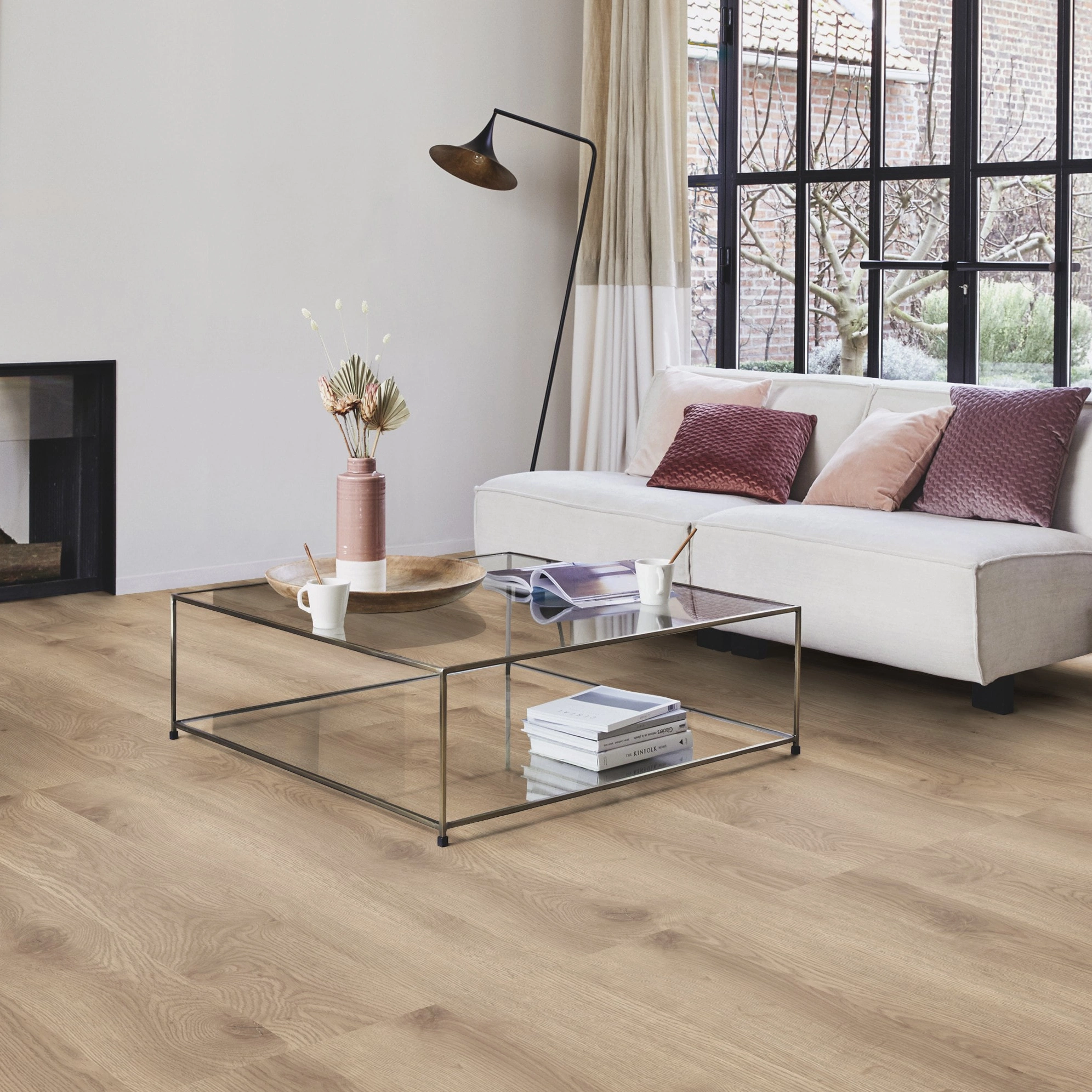 Milieubild Modernes Wohnzimmer mit Kamin - Tarkett Klebe-Vinyl iD Inspiration 55 CLASSICS Contemporary Oak Natural Milieubild Modernes Wohnzimmer mit Kamin - Tarkett 24513019