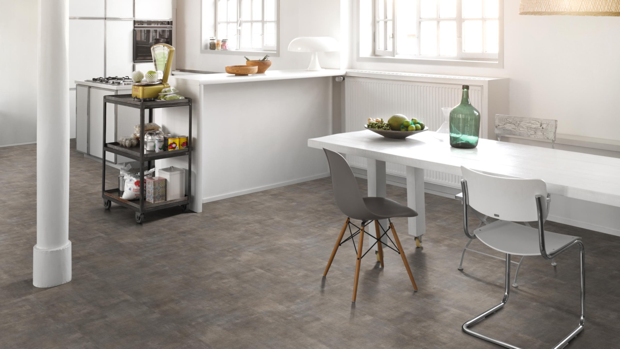 Milieubild Küche mit Essbereich - Parador Klebe-Vinyl Trendtime 5 Dryback Mineral grey Milieubild Küche mit Essbereich - Parador 1750855