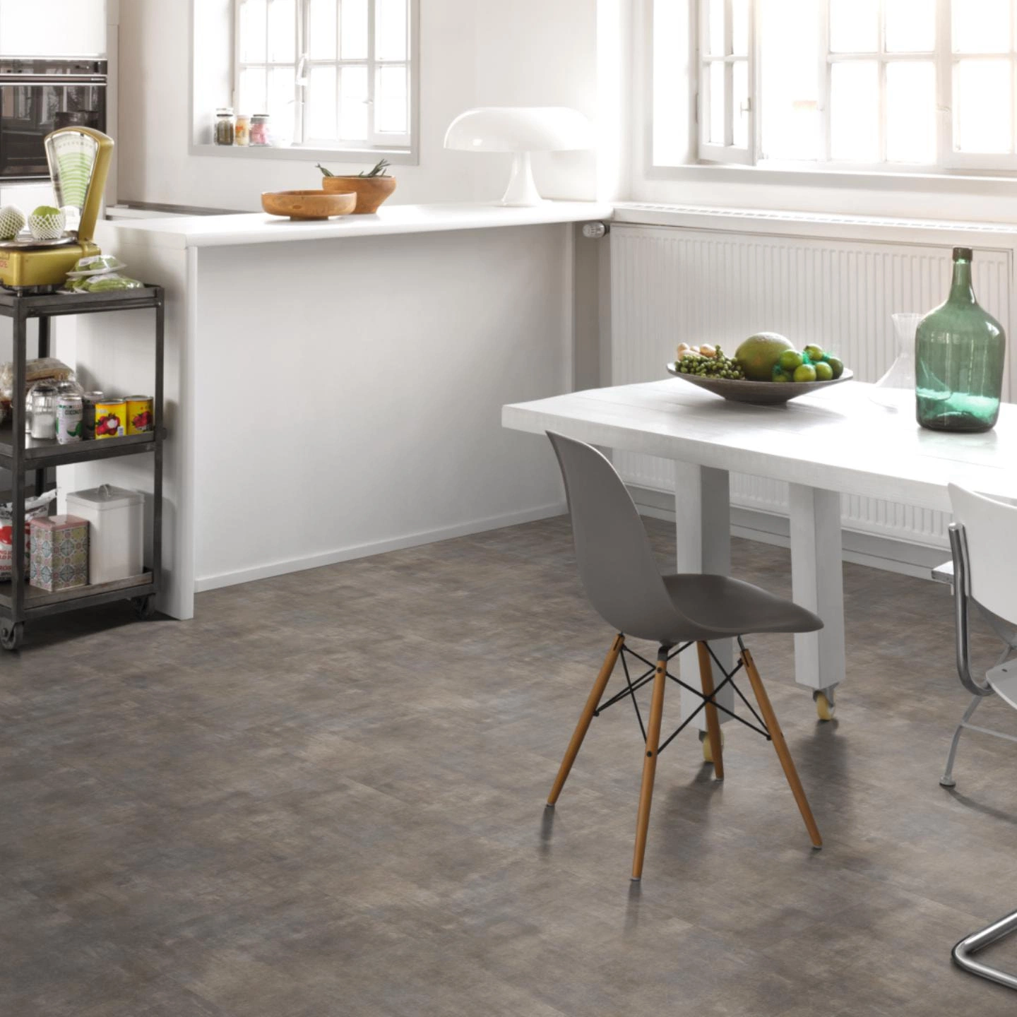 Milieubild Küche mit Essbereich - Parador Klebe-Vinyl Trendtime 5 Dryback Mineral grey Milieubild Küche mit Essbereich - Parador 1750855