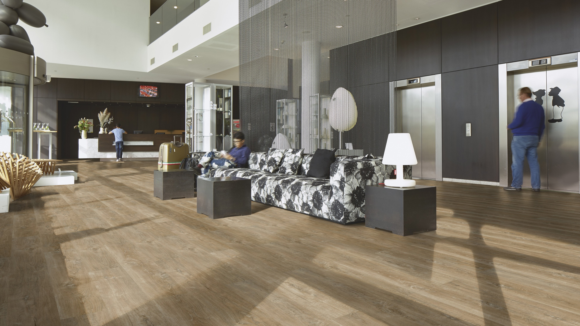 Milieubild Hotellobby mit Rezeption - Forbo Flooring Klebe-Vinyl Enduro Dryback Wood Natural Timber Milieubild Hotellobby mit Rezeption - Forbo Flooring 217628