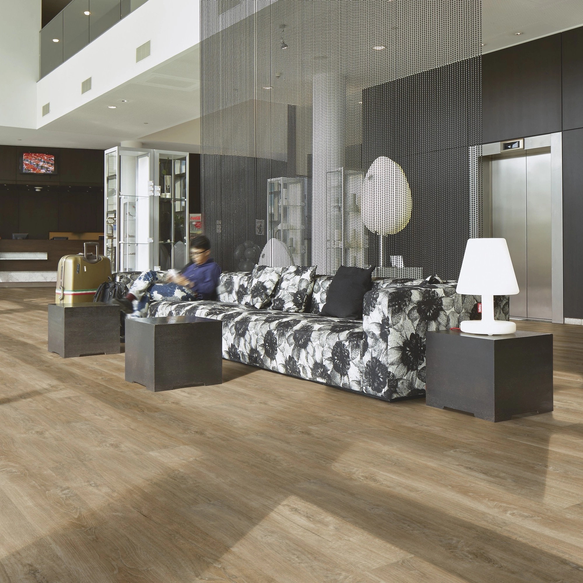 Milieubild Hotellobby mit Rezeption - Forbo Flooring Klebe-Vinyl Enduro Dryback Wood Natural Timber Milieubild Hotellobby mit Rezeption - Forbo Flooring 217628