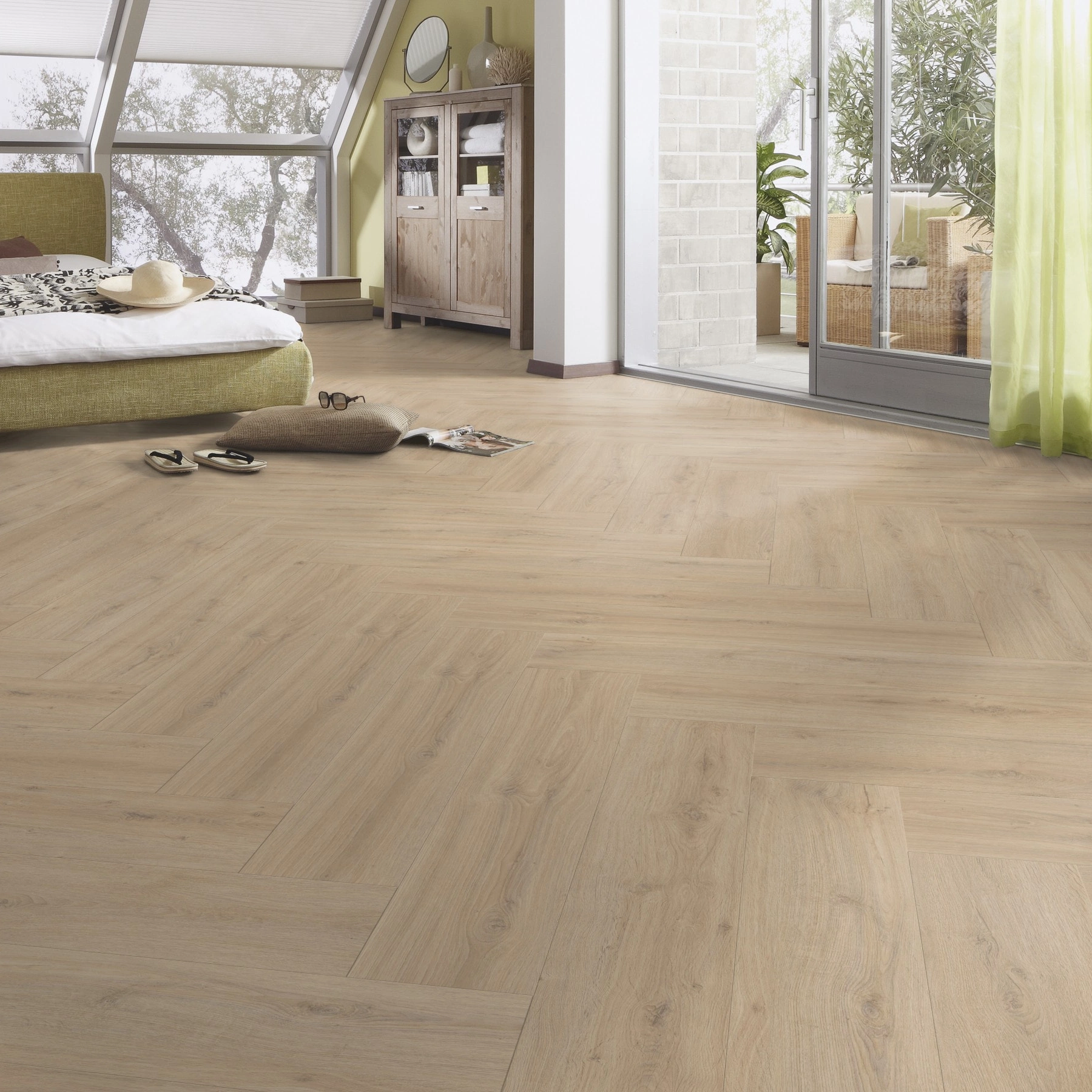 Milieubild Schlafzimmer im modernen Dachgeschoss - MEISTER Laminat LS 350 Felseneiche sand Milieubild Schlafzimmer im modernen Dachgeschoss - MEISTER 600001-0840168-07122