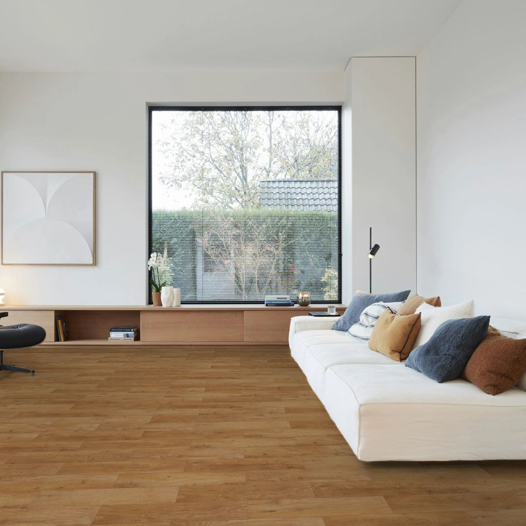 Milieubild Großräumiges Wohnzimmer mit Couch - BerryAlloc Klebe-Vinyl Zenn Gluedown 55 Herringbone Caïro Milieubild Großräumiges Wohnzimmer mit Couch - BerryAlloc 60002268