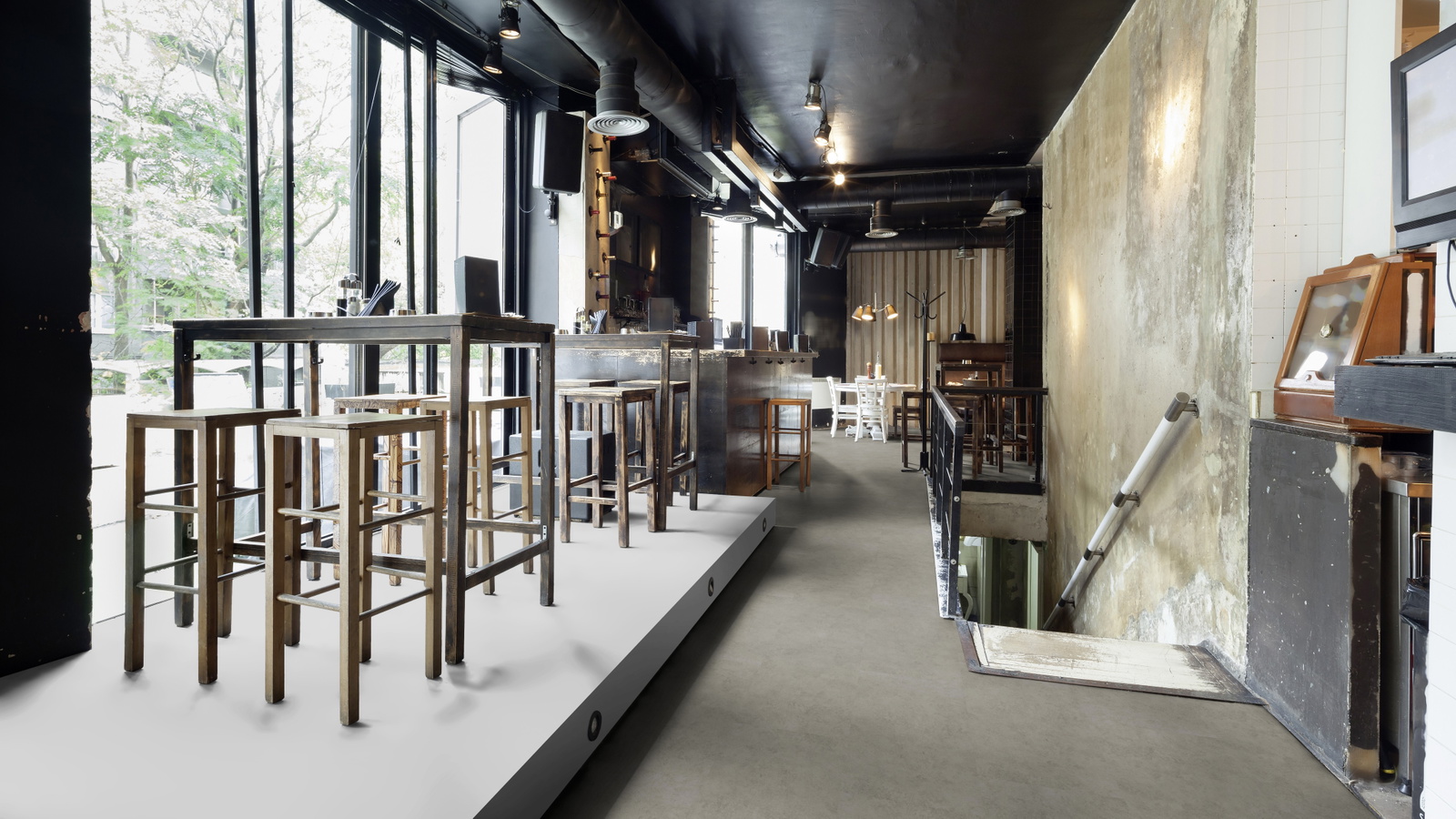 Milieubild Restaurant - Bar mit Tischen und Hockern - wineo PL117R