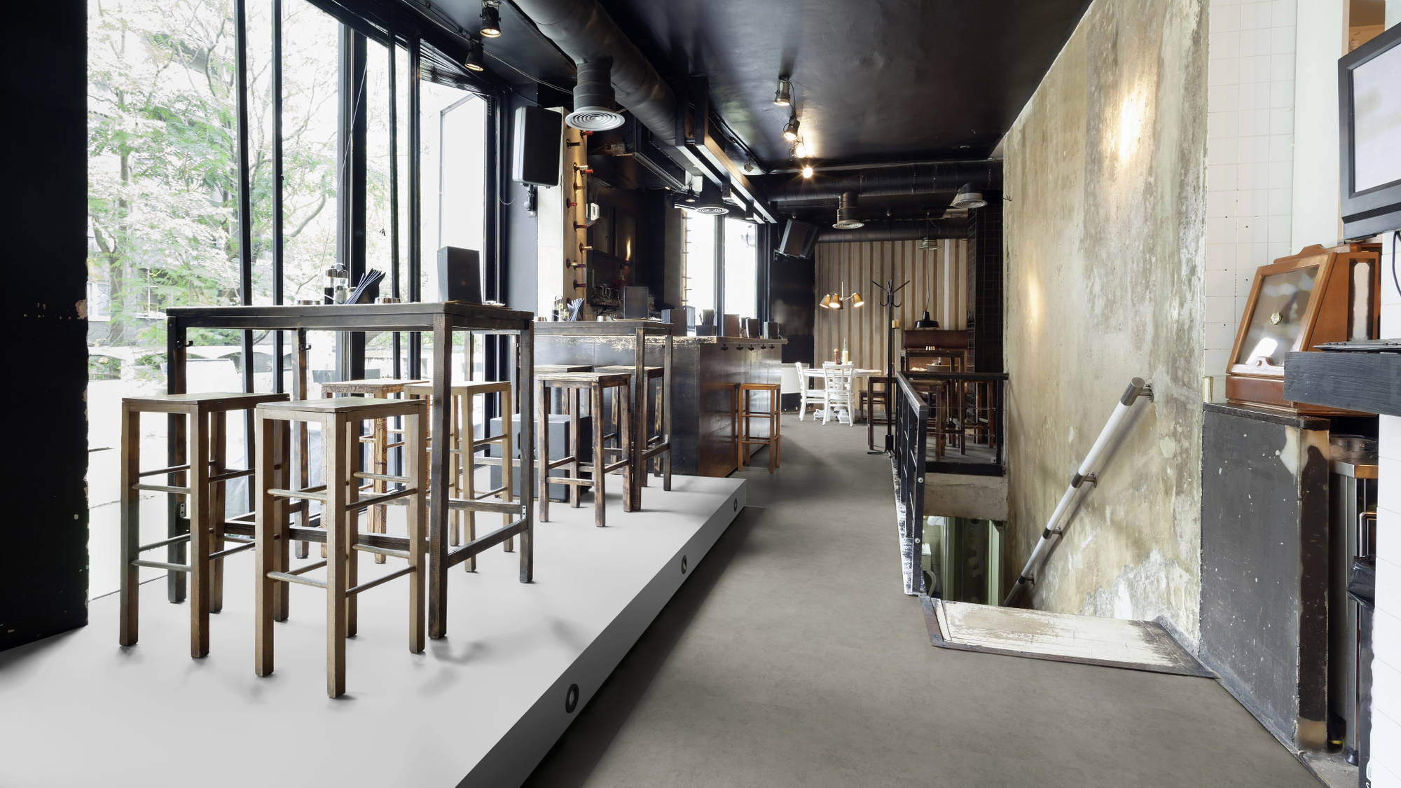 Milieubild Restaurant - Bar mit Tischen und Hockern - wineo Klebe-Bioboden PURLINE wineo 1200 stone XL Please meet Paula Milieubild Restaurant - Bar mit Tischen und Hockern - wineo PL117R