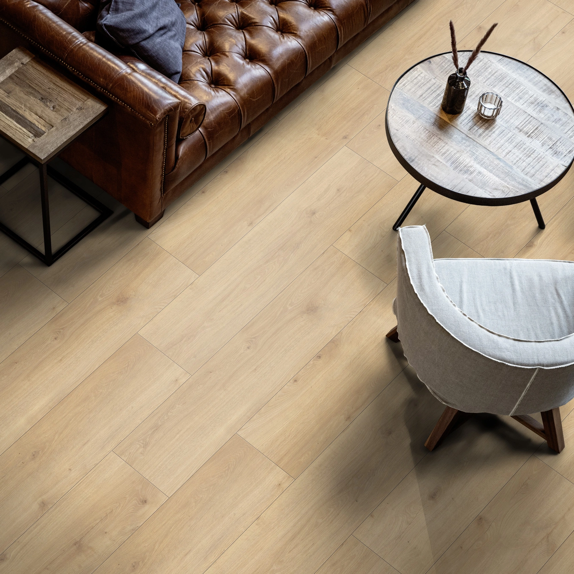 Milieubild Wohnzimmer mit Ledersofa - Blick von oben - ter Hürne Laminat Trend Edition Eiche Hygge Milieubild Wohnzimmer mit Ledersofa - Blick von oben - ter Hürne 1101021825