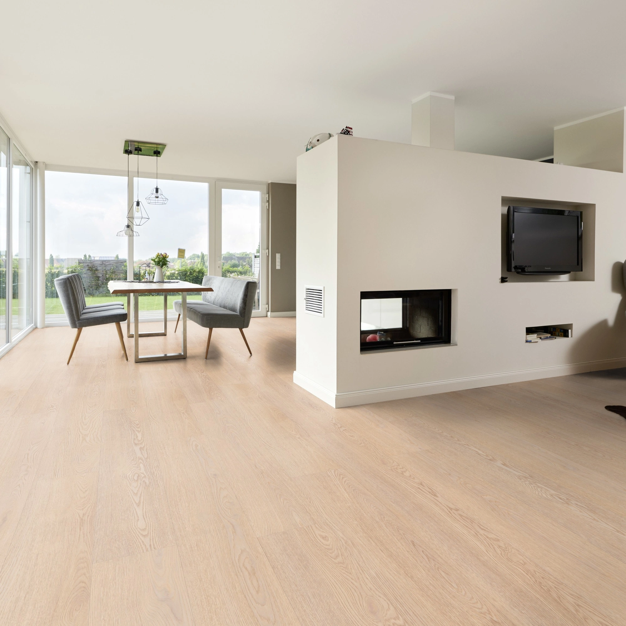 Milieubild Wohnzimmer mit Essbereich und Kamin - ter Hürne Klebe-Vinyl Pro Grand Choice Eiche Berlin Milieubild Wohnzimmer mit Essbereich und Kamin - ter Hürne 1101210405