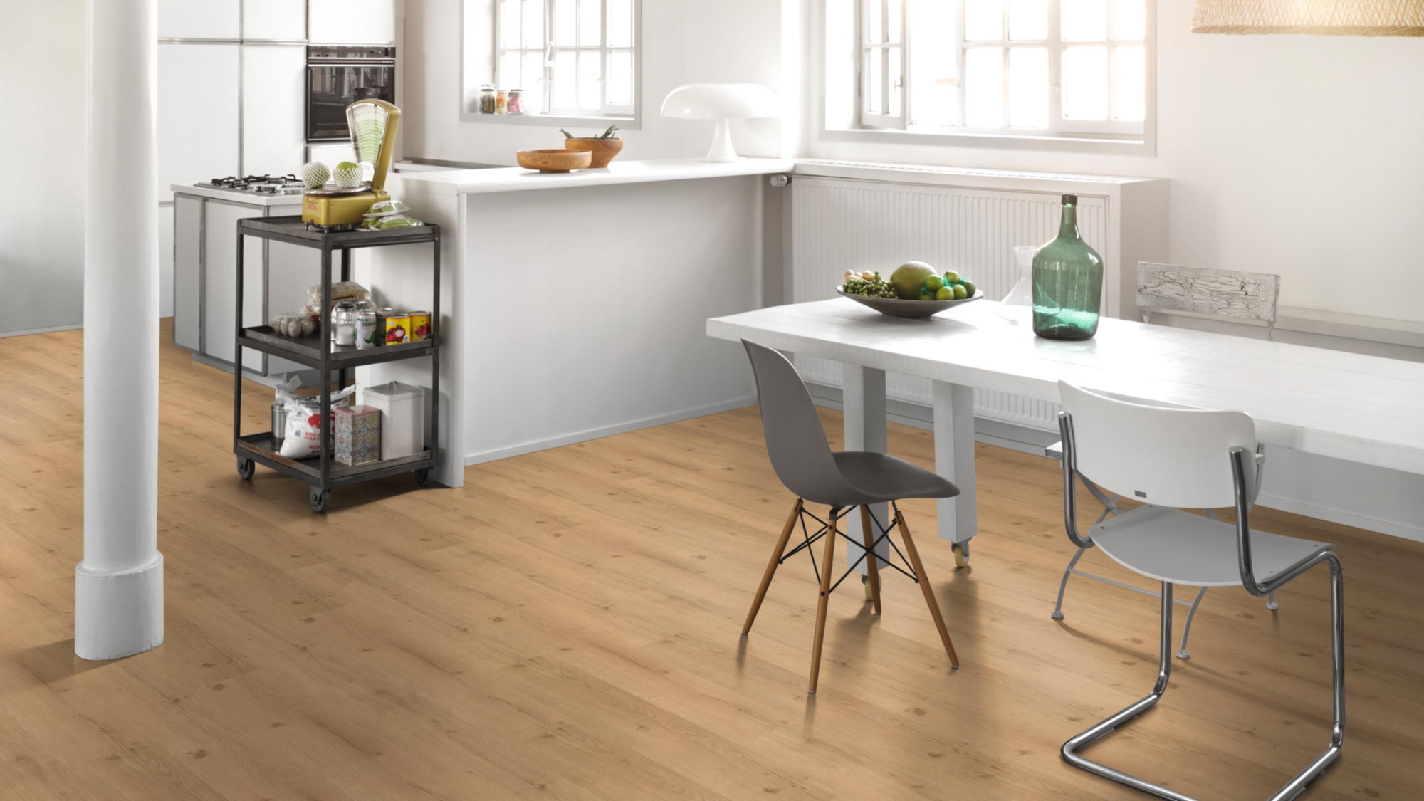 Milieubild Küche mit Essbereich - Parador Klebe-Vinyl Basic 2.0 Eiche Infinity natur Milieubild Küche mit Essbereich - Parador 1730799