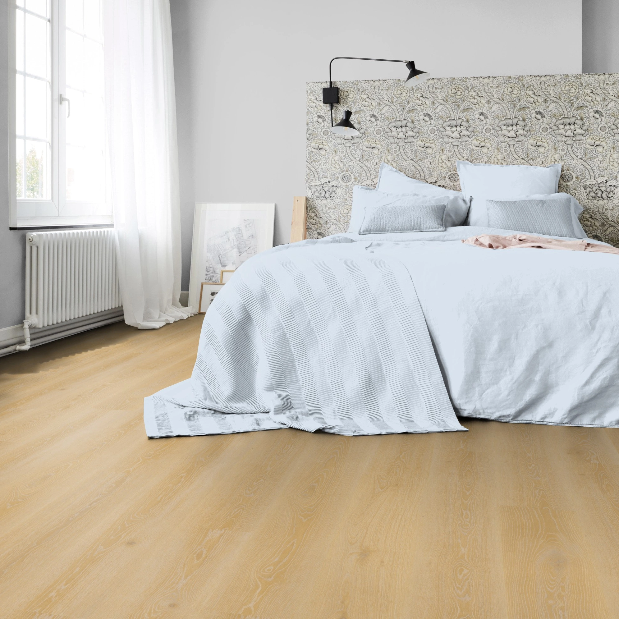 Milieubild Schlafzimmer in Stadtwohnung - Tarkett Klebe-Vinyl Essence 55 Tribe Oak Light Natural Milieubild Schlafzimmer in Stadtwohnung - Tarkett 260053007