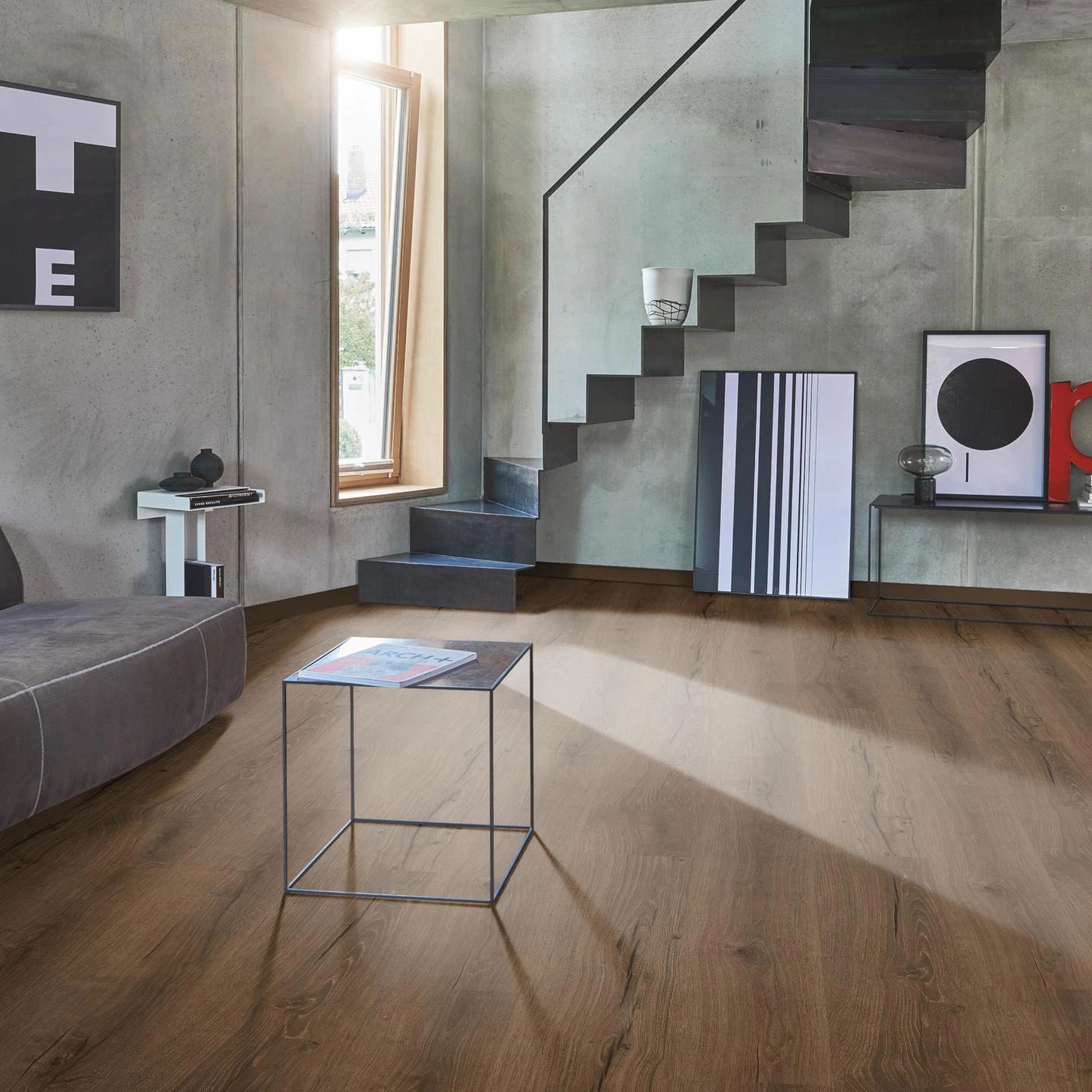 Milieubild Wohnzimmer im modernen Loft-Stil - Parador Klebe-Vinyl Basic 2.0 Eiche Cambridge geräuchert Milieubild Wohnzimmer im modernen Loft-Stil - Parador 1748821