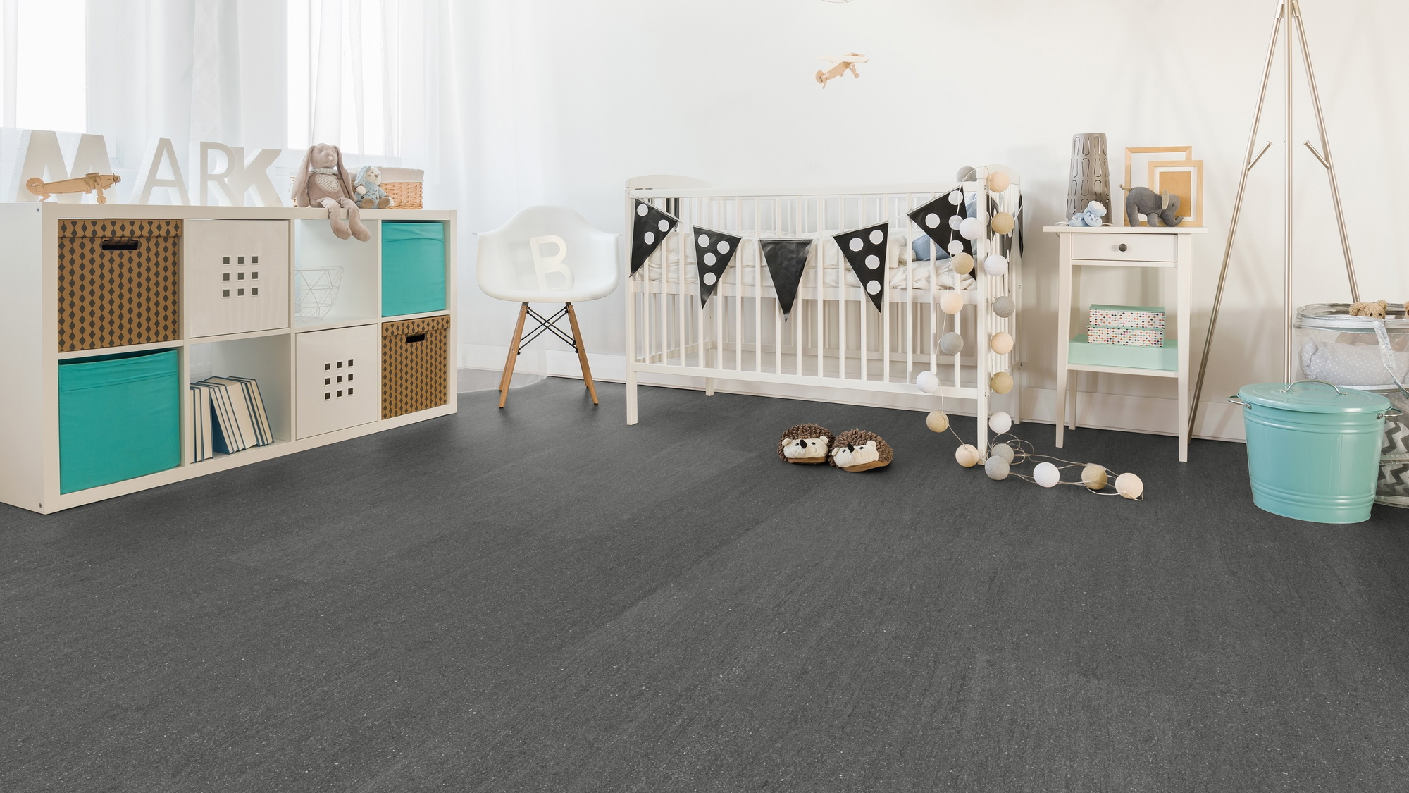 Milieubild Kinderzimmer mit weißer Krippe - Wicanders Wise HDF Klick-Designboden stone Natural Basaltina Stone Milieubild Kinderzimmer mit weißer Krippe - Wicanders Wise 80003898