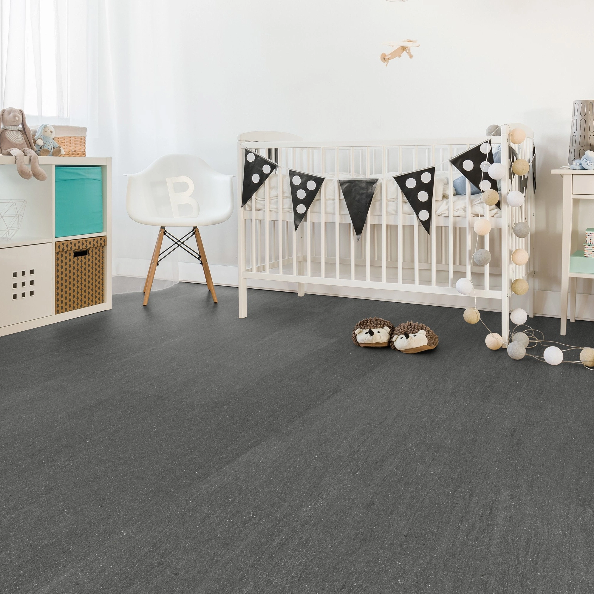Milieubild Kinderzimmer mit weißer Krippe - Wicanders Wise HDF Klick-Designboden stone Natural Basaltina Stone Milieubild Kinderzimmer mit weißer Krippe - Wicanders Wise 80003898