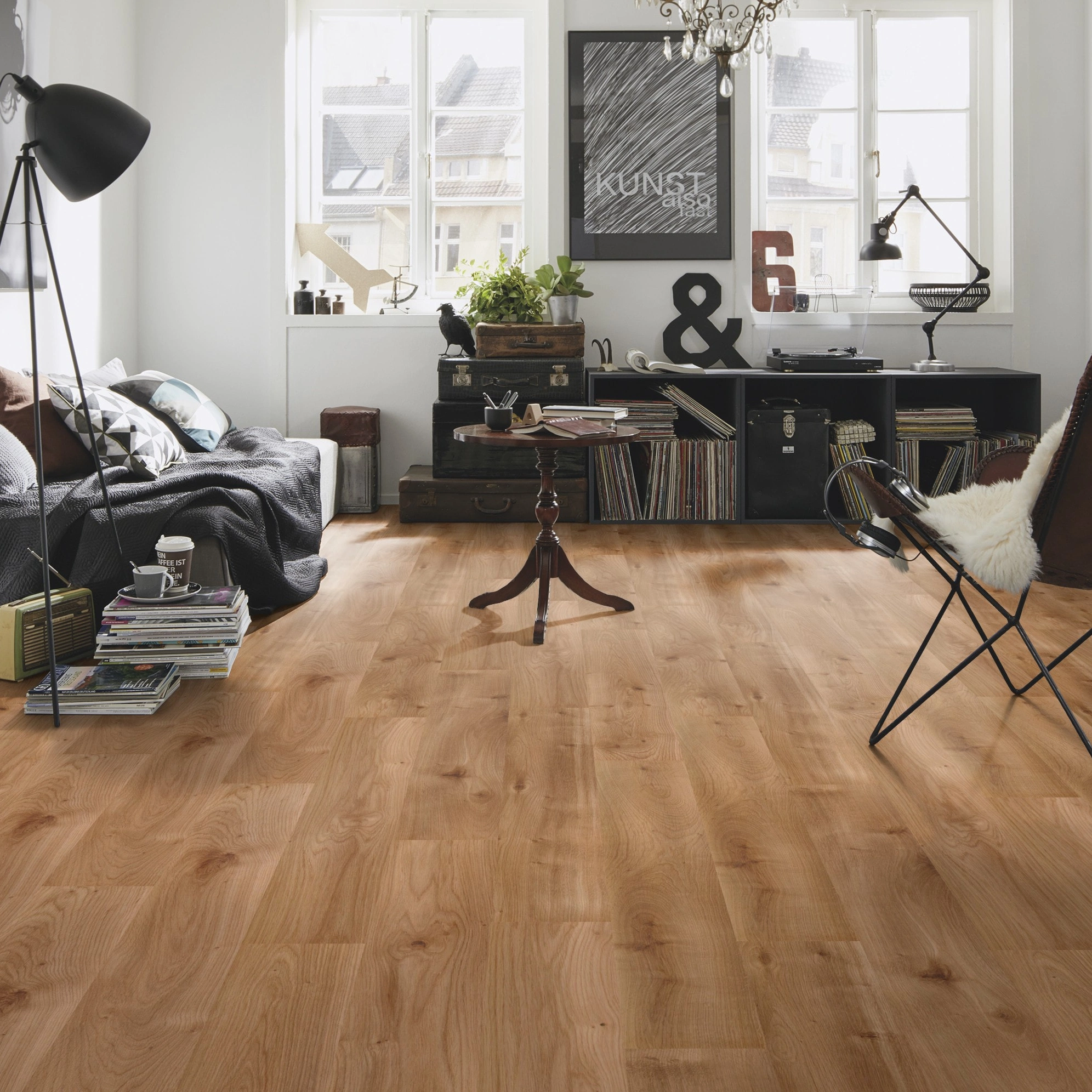 Milieubild Kompaktes Wohnzimmer mit Bücherregal - wineo HDF Klick-Bioboden PURLINE wineo 1000 wood L Intensive Oak Caramel Milieubild Kompaktes Wohnzimmer mit Bücherregal - wineo MLP300R