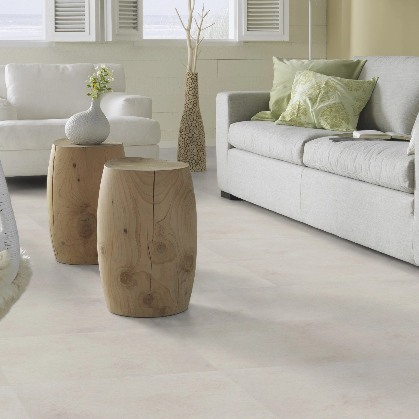 Milieubild Modernes, freundliches Wohnzimmer mit Sofa - Forbo Flooring Klebe-Vinyl Allura Dryback 0.55 Material Sand Cement Milieubild Modernes, freundliches Wohnzimmer mit Sofa - Forbo Flooring 243650
