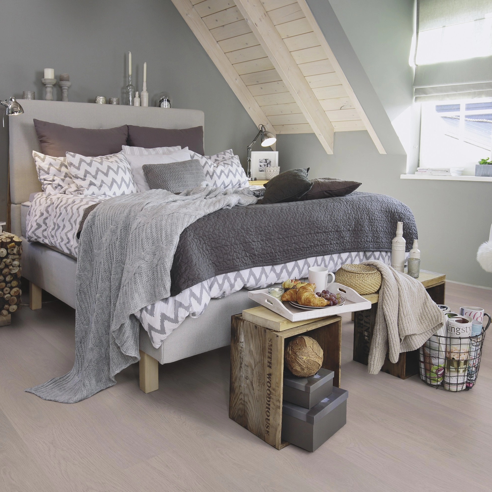 Milieubild Schlafzimmer im modernen Dachgeschoss - wineo Klebe-Bioboden PURLINE wineo 1000 wood L Soft Oak Silver Milieubild Schlafzimmer im modernen Dachgeschoss - wineo PL302R