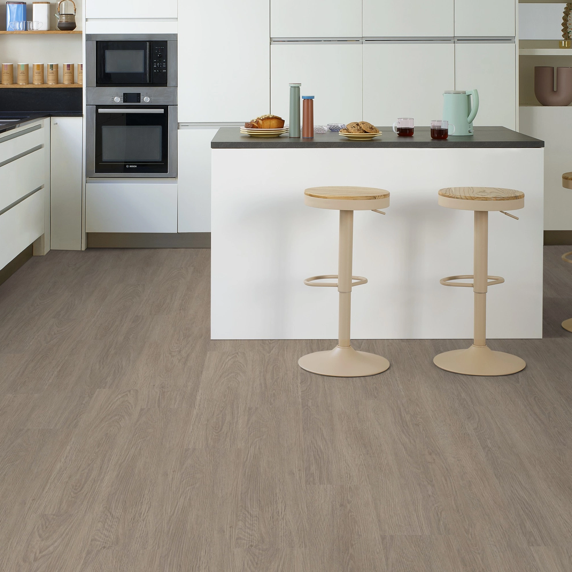 Milieubild Moderne Küche mit Küchenblock - Tarkett Klebe-Vinyl Essence 55 Cool Oak Light Beige Milieubild Moderne Küche mit Küchenblock - Tarkett 260053002