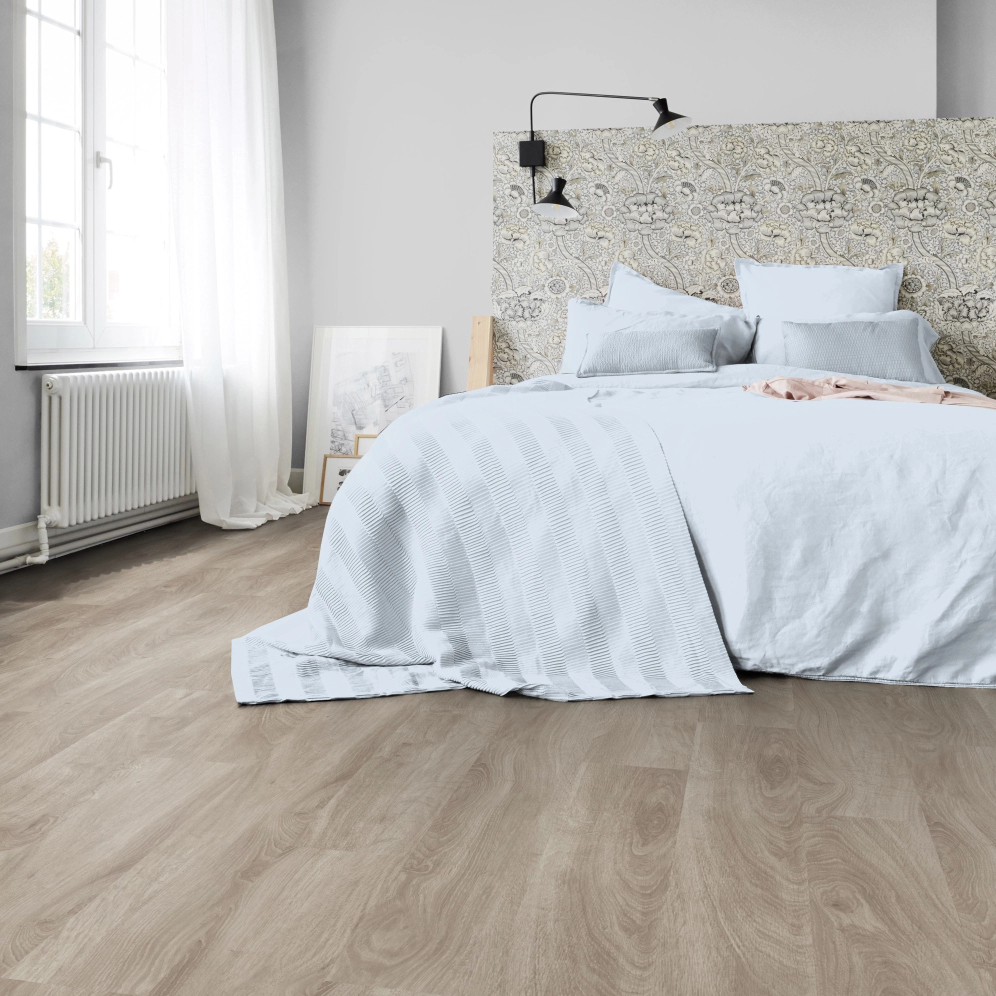 Milieubild Schlafzimmer in Stadtwohnung - Tarkett Klebe-Vinyl iD Inspiration 30 CLASSICS English Oak Grey-beige Milieubild Schlafzimmer in Stadtwohnung - Tarkett 24524011