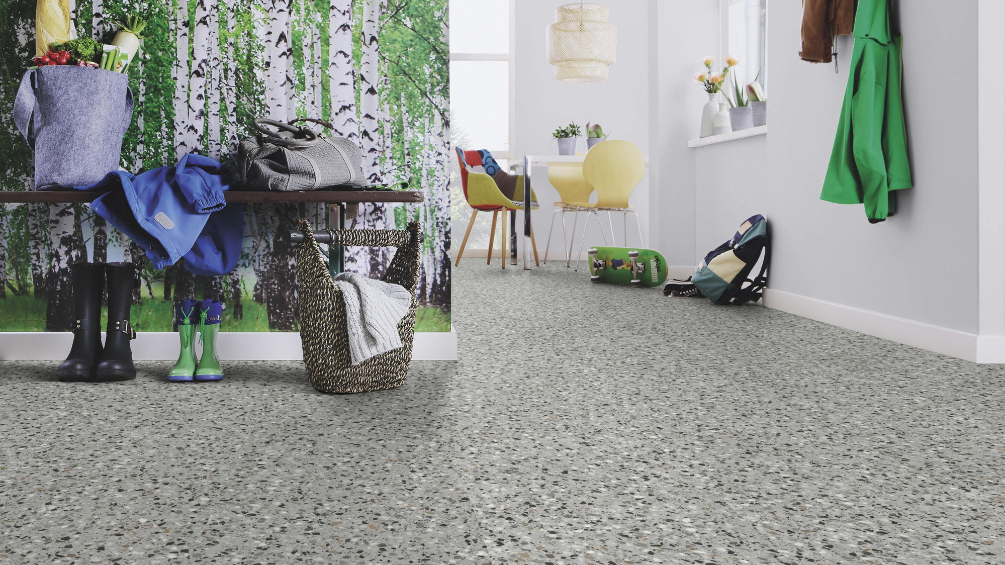 Milieubild Esszimmer mit Flur und Sitzbank - wineo Klebe-Bioboden PURLINE wineo 1500 stone XL Venice Terrazzo Grey Milieubild Esszimmer mit Flur und Sitzbank - wineo PL15413SXL