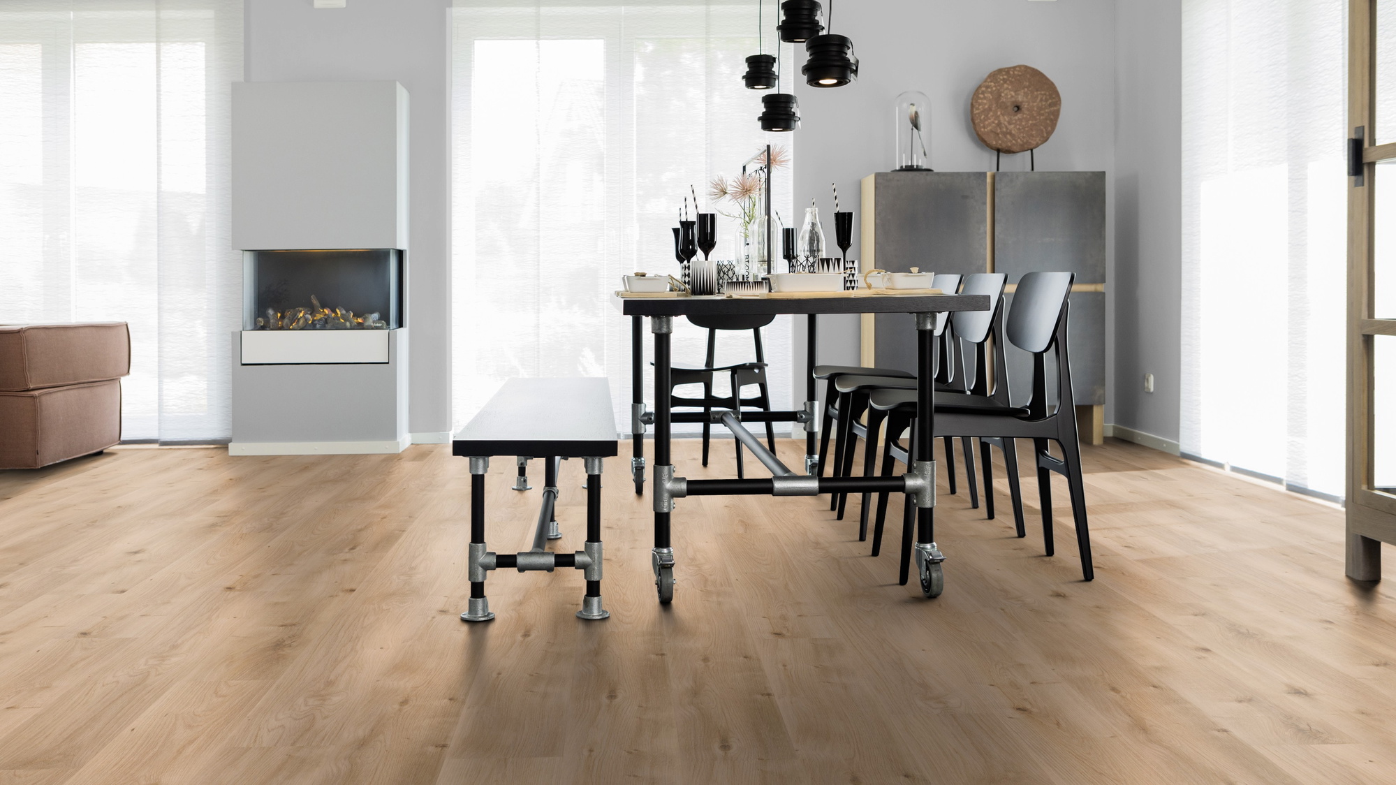 Milieubild Esszimmer mit Kamin - wineo Klebe-Bioboden PURLINE wineo 1000 wood L Intensive Oak Honey Milieubild Esszimmer mit Kamin - wineo PL299R