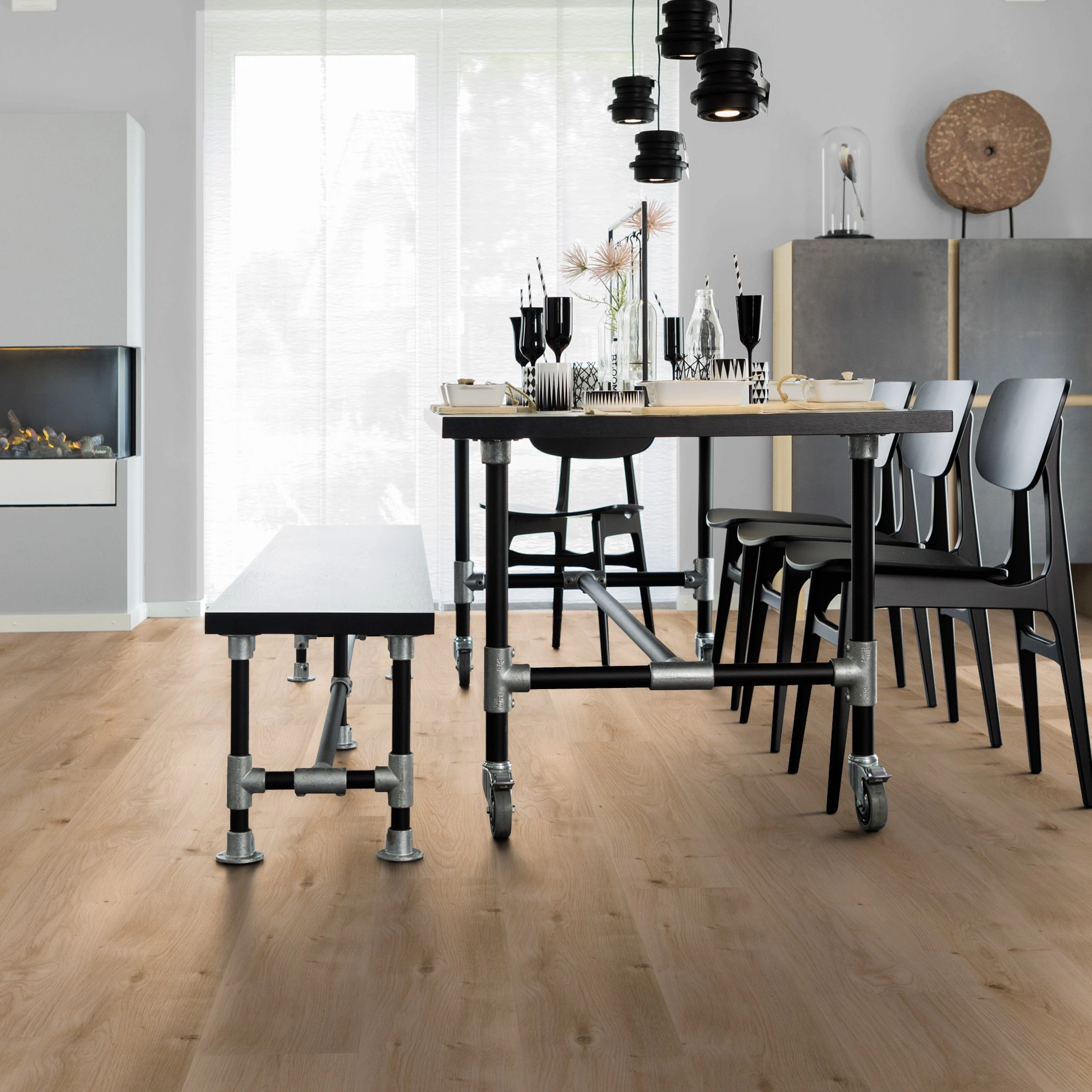 Milieubild Esszimmer mit Kamin - wineo Klebe-Bioboden PURLINE wineo 1000 wood L Intensive Oak Honey Milieubild Esszimmer mit Kamin - wineo PL299R