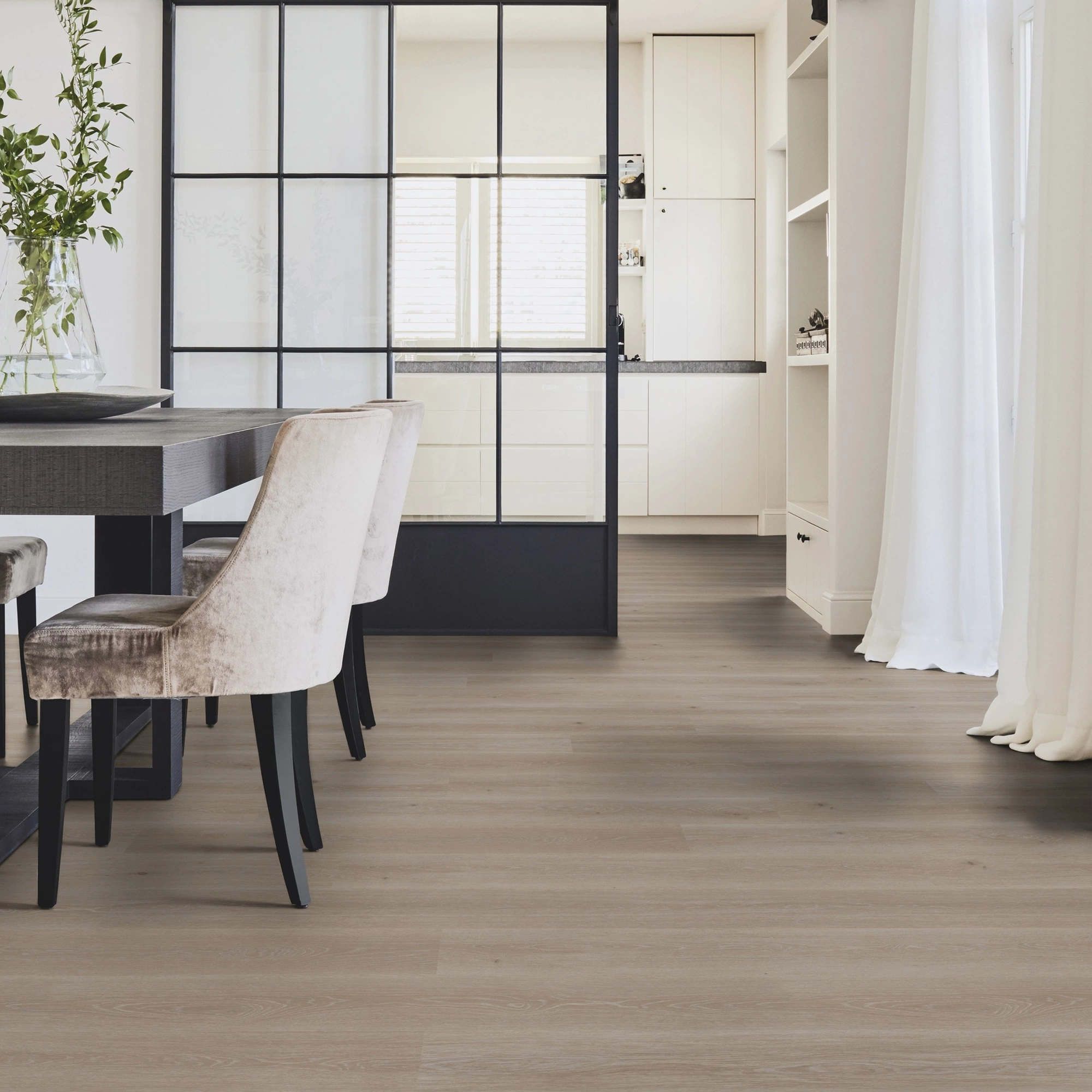 Milieubild Modernes Esszimmer mit Glas-Schiebetür - Tarkett Klebe-Vinyl Essence 55 Tribe Oak Grey Milieubild Modernes Esszimmer mit Glas-Schiebetür - Tarkett 260053008