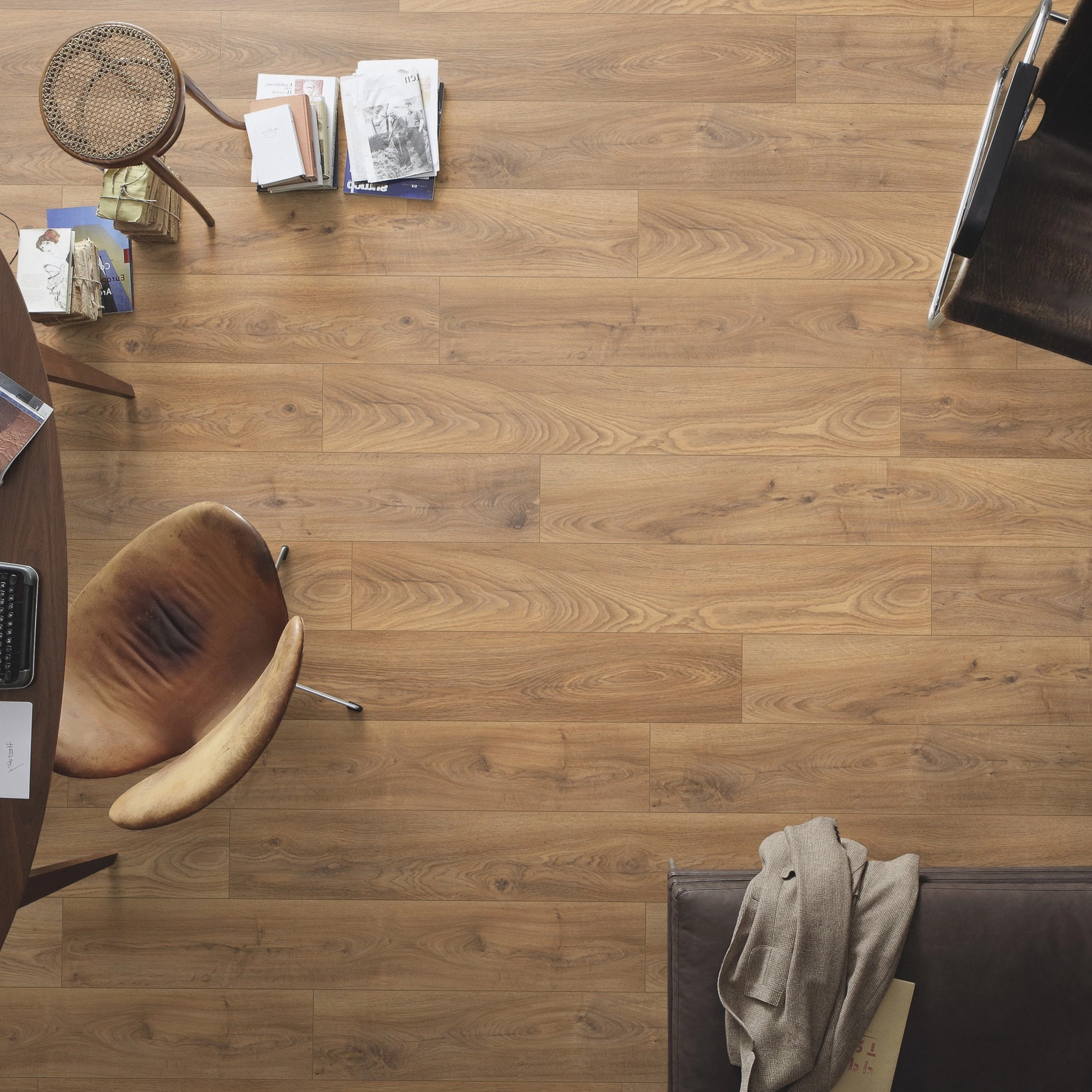 Milieubild Büro mit ovalem Tisch - Draufsicht - Meister Laminat LD 150 Eiche Hazelbrook Milieubild Büro mit ovalem Tisch - Draufsicht - Meister 600017-1288198-07013