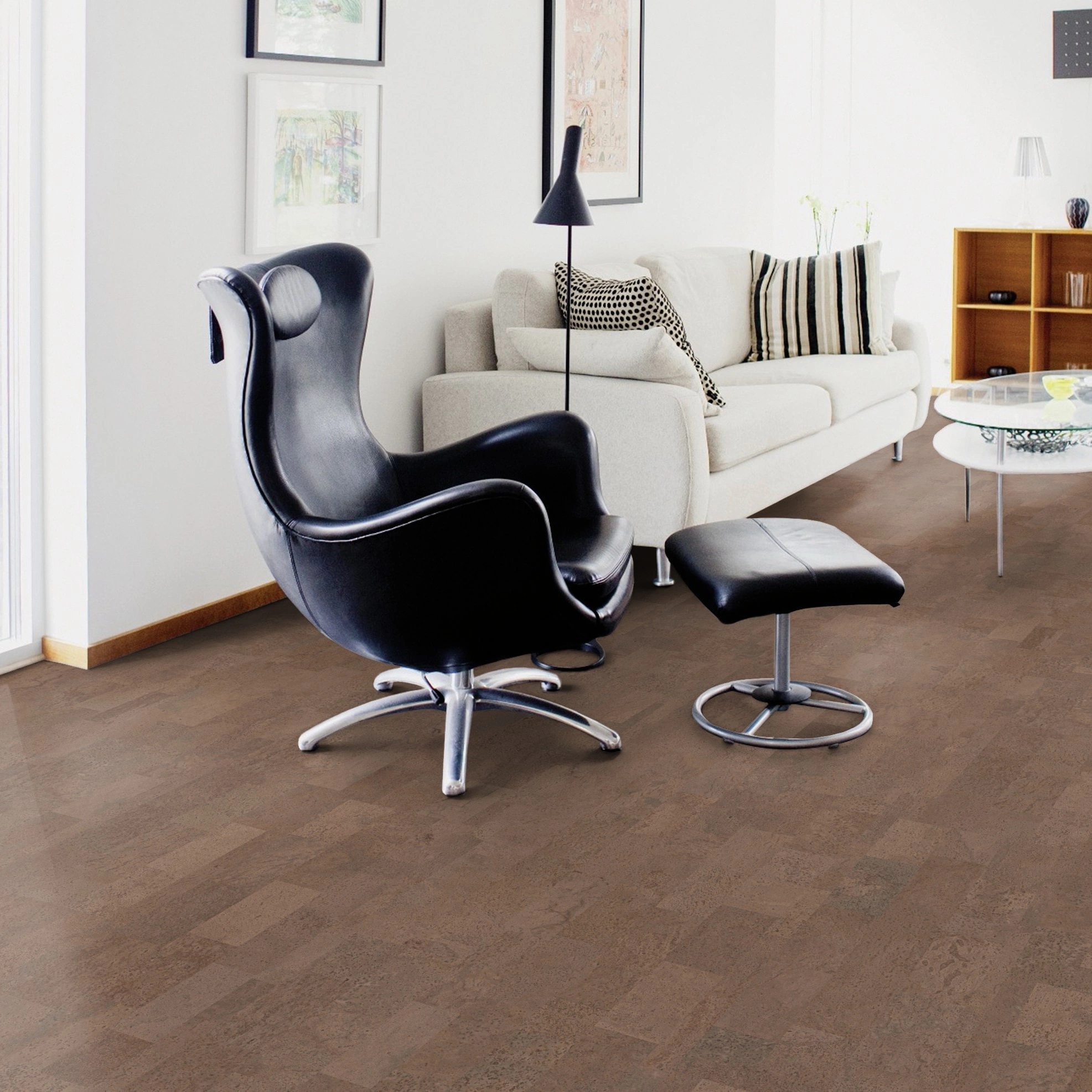 Milieubild Wohnzimmer mit Sessel und bodentiefem Fenster - Wicanders Wise HDF Klick-Korkboden cork Essence Identity Tea Milieubild Wohnzimmer mit Sessel und bodentiefem Fenster - Wicanders Wise 80001657