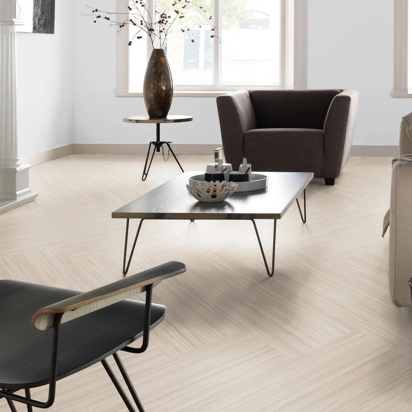 Milieubild Altbau-Wohnzimmer mit Kamin - Forbo Flooring Klebe-Bioboden Modular Lines Rocky Ice Milieubild Altbau-Wohnzimmer mit Kamin - Forbo Flooring 168299