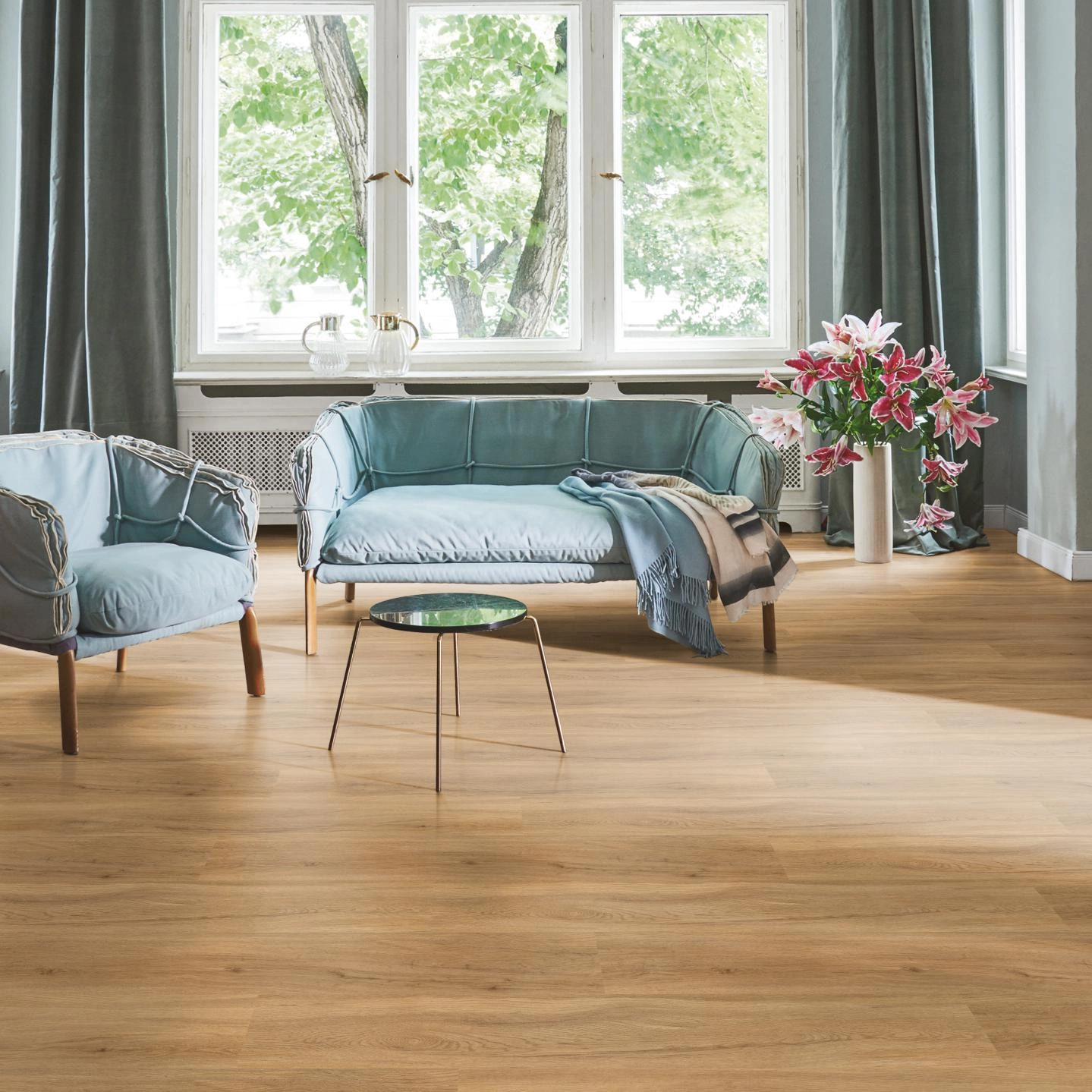 Milieubild Wohnzimmer in Stadtwohnung - Parador Klebe-Vinyl Basic 2.0 Eiche Sierra natur Milieubild Wohnzimmer in Stadtwohnung - Parador 1730791