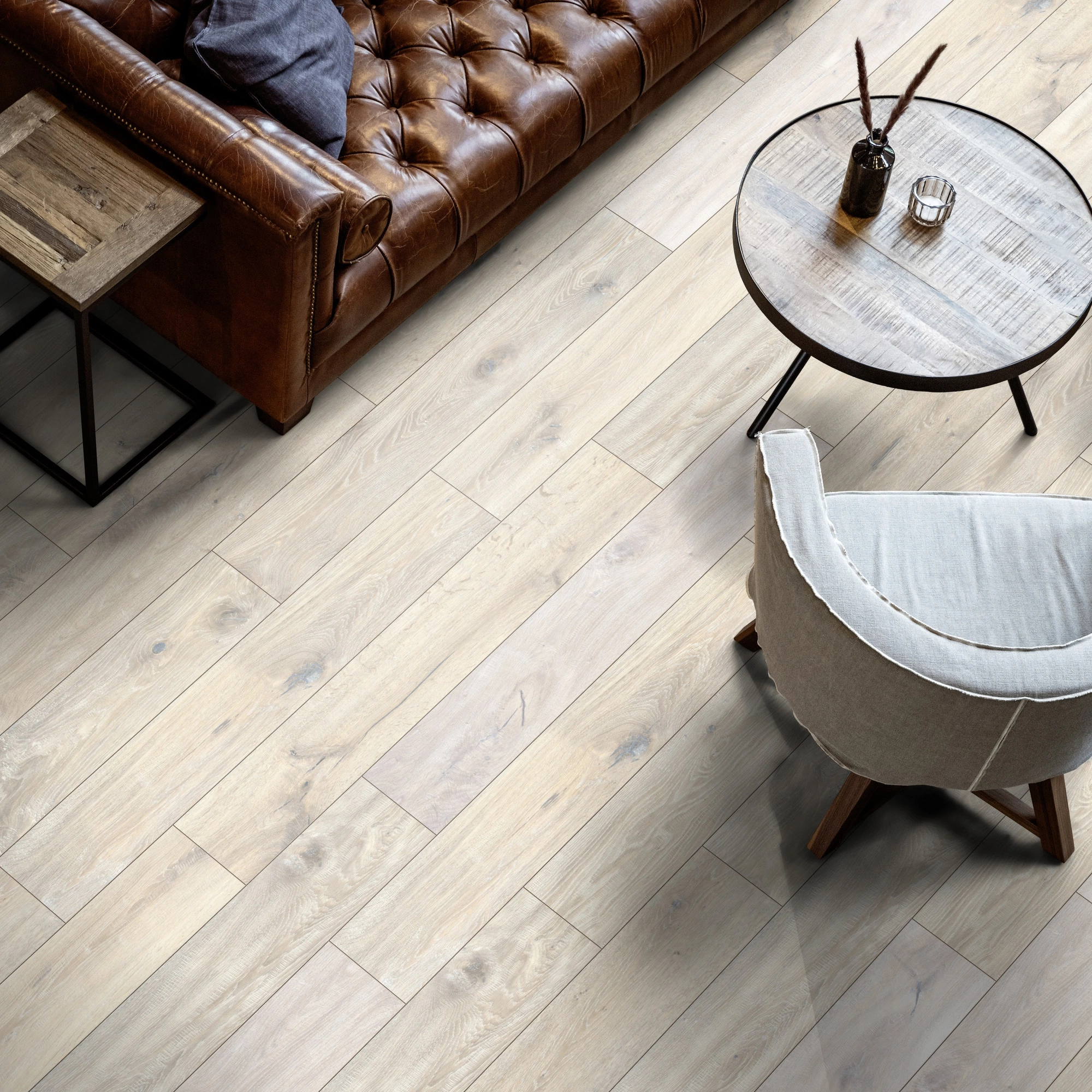 Milieubild Wohnzimmer mit Ledersofa - Blick von oben - ter Hürne Laminat Classic Edition Eiche Ice Factory Milieubild Wohnzimmer mit Ledersofa - Blick von oben - ter Hürne 1101021836