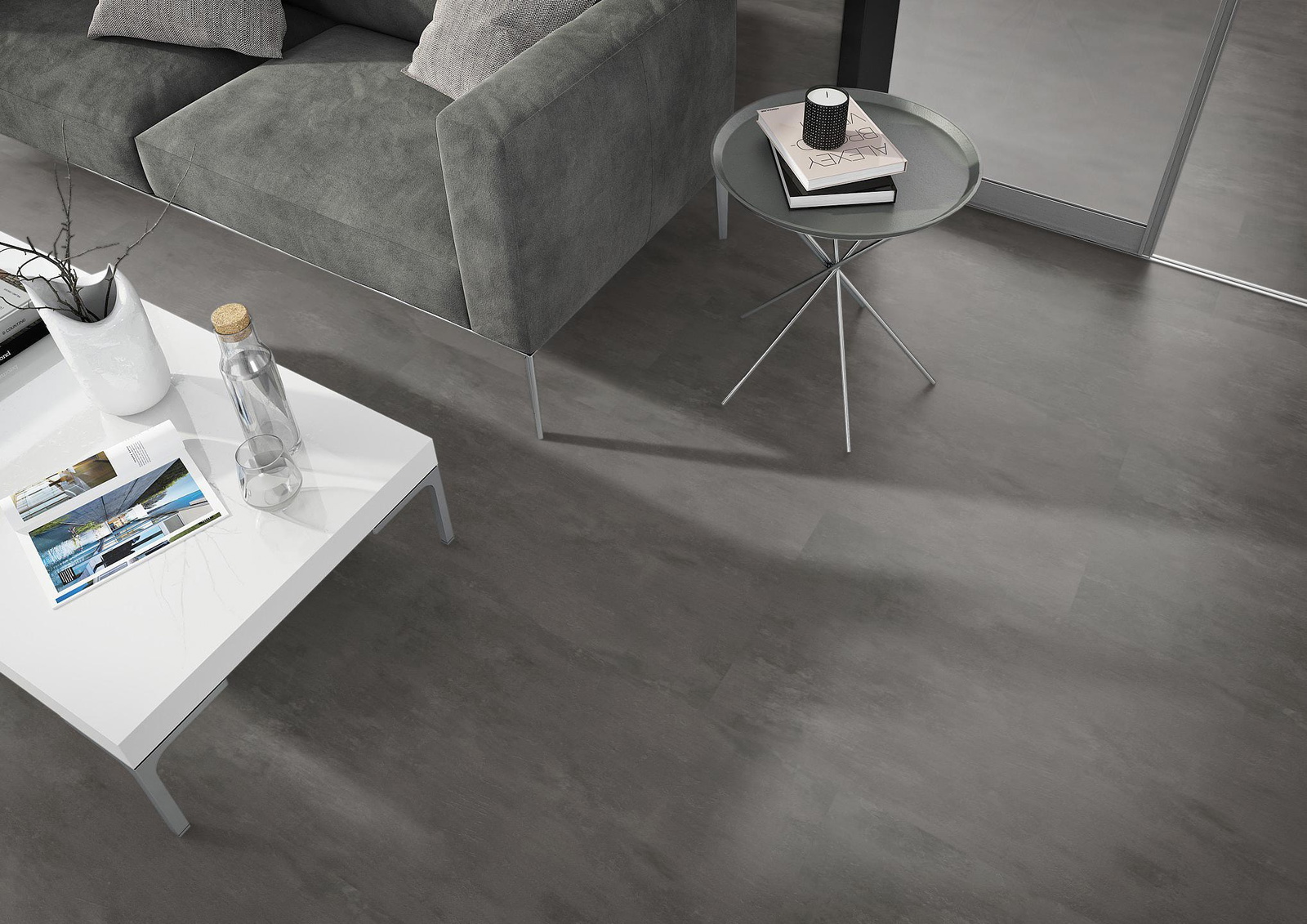 Milieubild Wohnzimmer - Sofa mit Beistelltisch und Glastür - nexflor NXF-51030-002