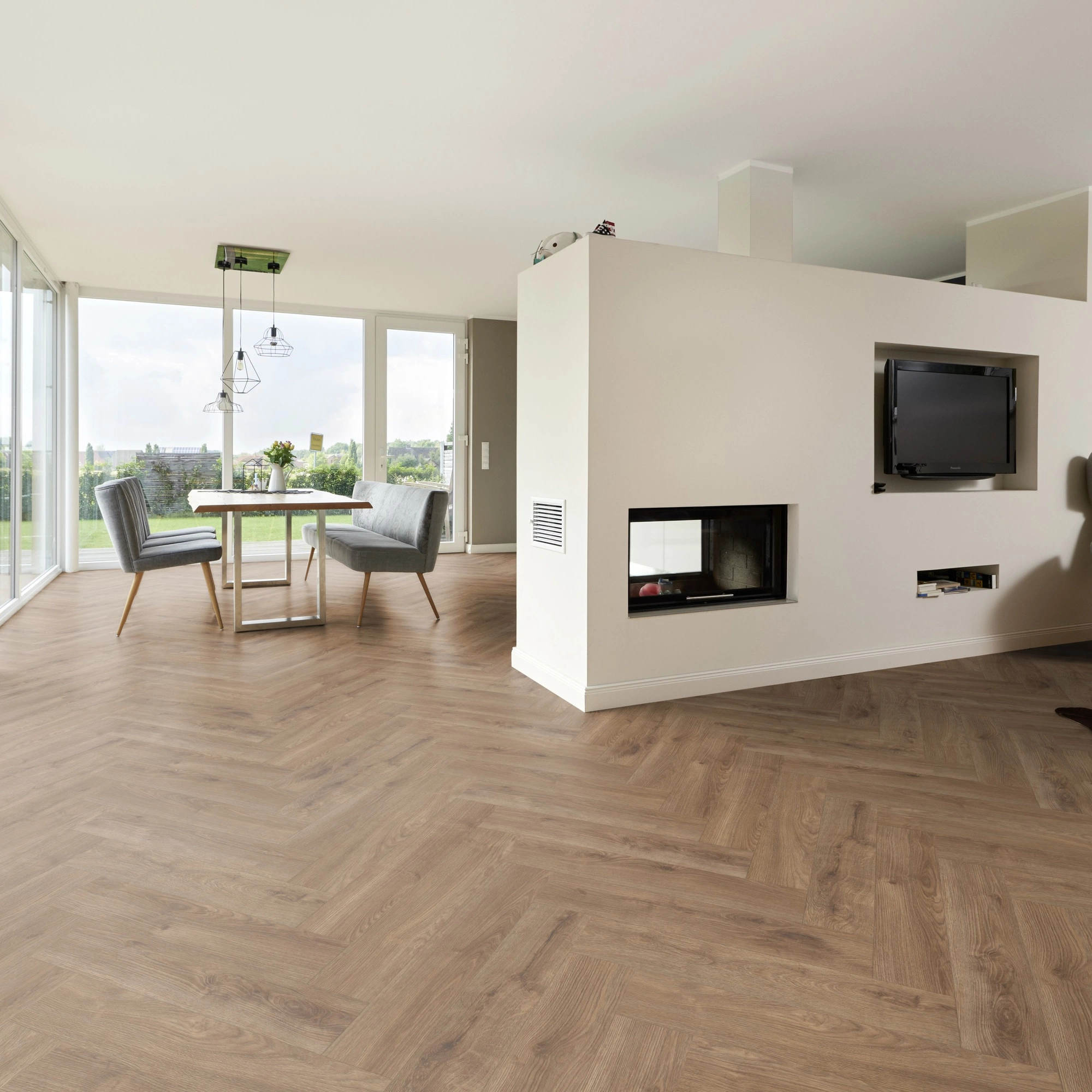 Milieubild Wohnzimmer mit Essbereich und Kamin - ter Hürne Laminat Herringbone Edition Eiche Lodge Milieubild Wohnzimmer mit Essbereich und Kamin - ter Hürne 1101021849