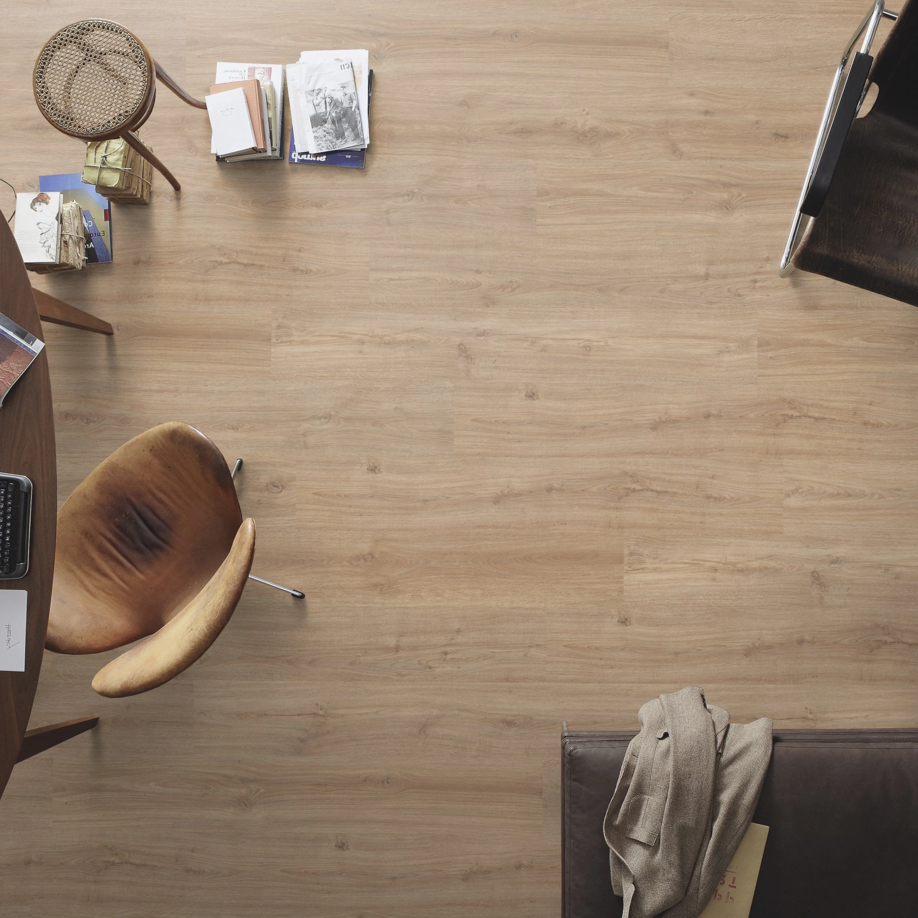 Milieubild Büro mit ovalem Tisch - Draufsicht - MEISTER Laminat LC 150 Eiche Casablanca Milieubild Büro mit ovalem Tisch - Draufsicht - MEISTER 600014-1288198-06414