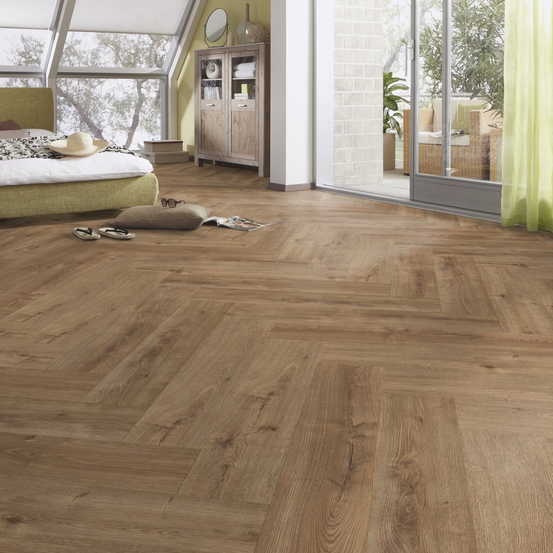 Milieubild Schlafzimmer im modernen Dachgeschoss - MEISTER Laminat LS 350 Eiche Bernstein Milieubild Schlafzimmer im modernen Dachgeschoss - MEISTER 600001-0840168-07002