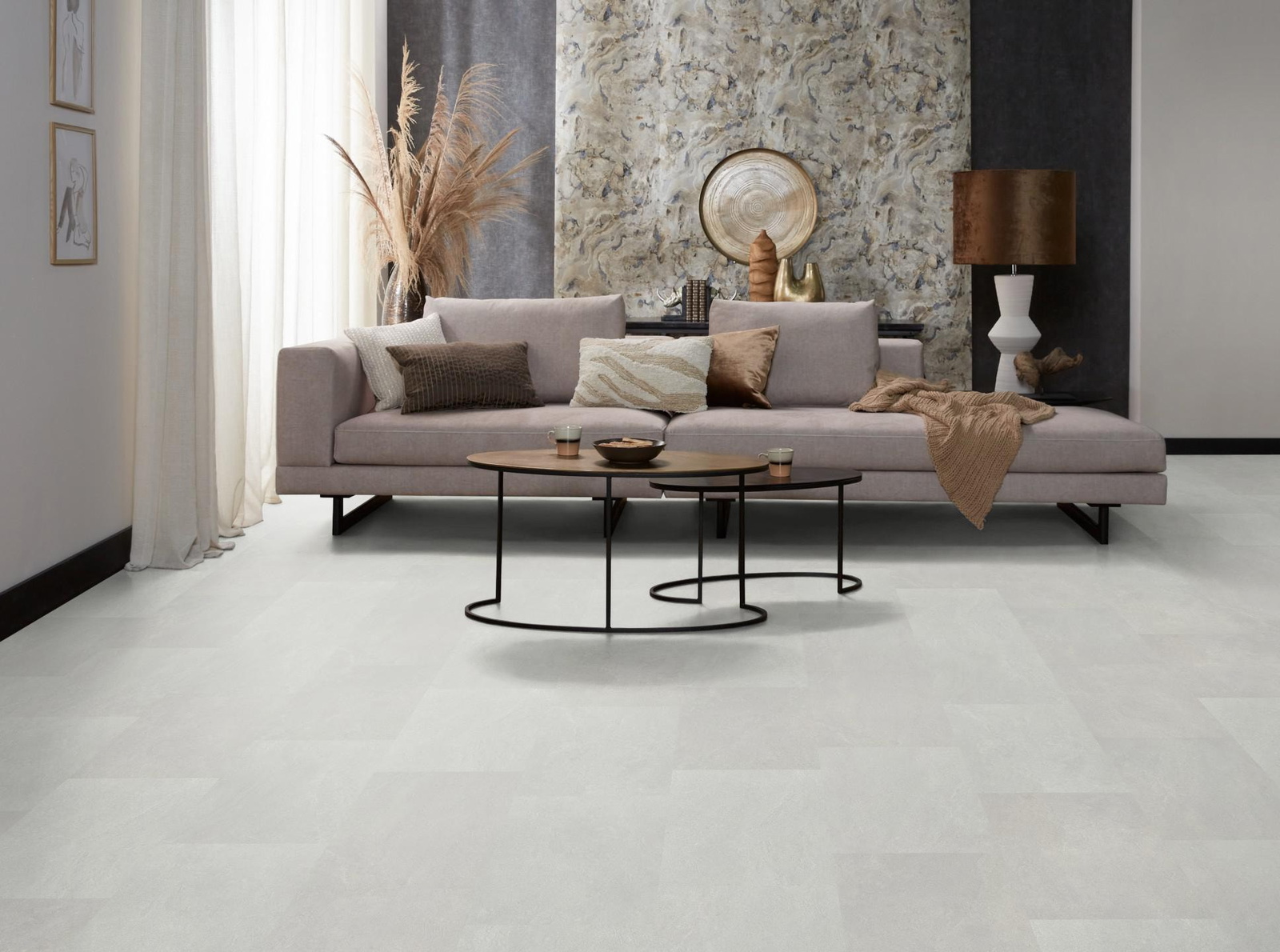 Milieubild Modernes, freundliches Wohnzimmer mit Sofa und Wandtapete - nexflor NXF-62030-001