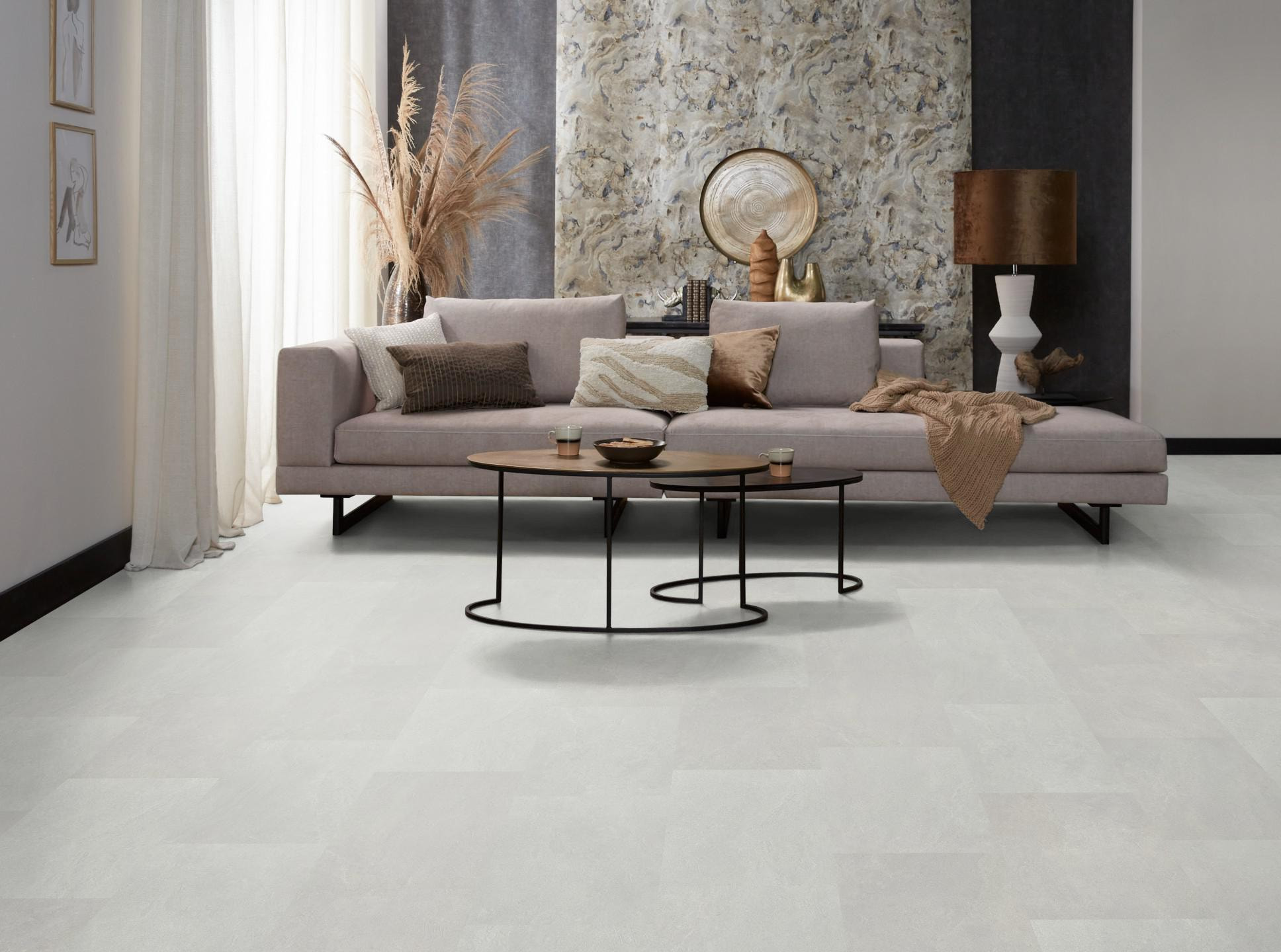 Milieubild Modernes, freundliches Wohnzimmer mit Sofa und Wandtapete - nexflor Rigid Klick-Vinyl Oreios Click Collection Oros Milieubild Modernes, freundliches Wohnzimmer mit Sofa und Wandtapete - nexflor NXF-62030-001