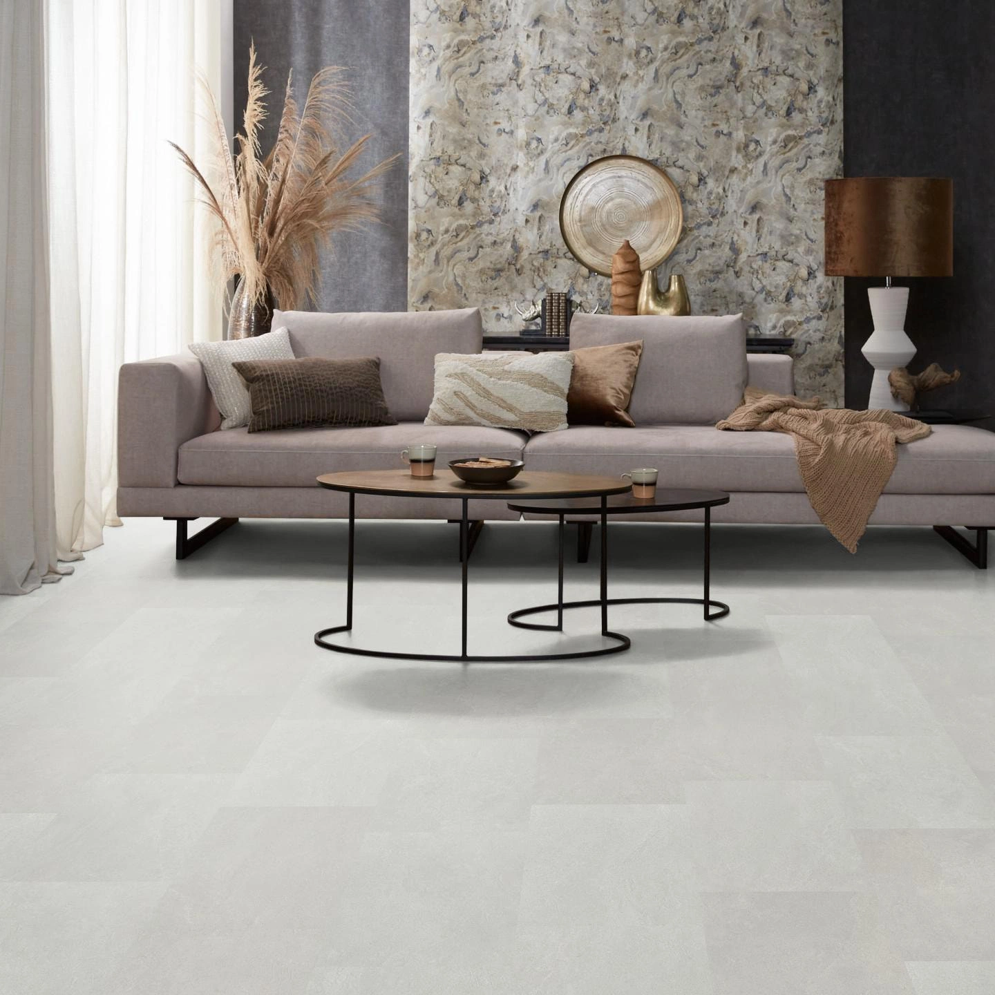 Milieubild Modernes, freundliches Wohnzimmer mit Sofa und Wandtapete - nexflor Rigid Klick-Vinyl Oreios Click Collection Oros Milieubild Modernes, freundliches Wohnzimmer mit Sofa und Wandtapete - nexflor NXF-62030-001