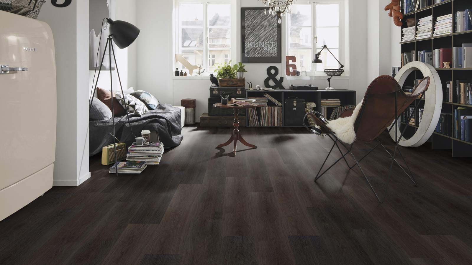 Milieubild Kompaktes Wohnzimmer mit Bücherregal - wineo PL304R
