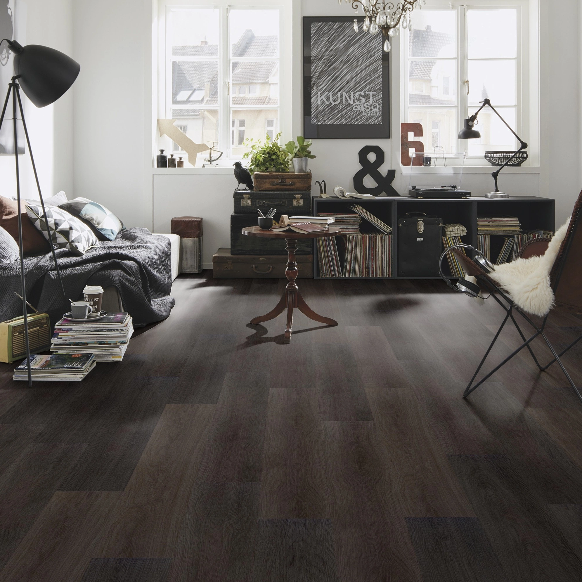 Milieubild Kompaktes Wohnzimmer mit Bücherregal - wineo Klebe-Bioboden PURLINE wineo 1000 wood L Soft Oak Pepper Milieubild Kompaktes Wohnzimmer mit Bücherregal - wineo PL304R
