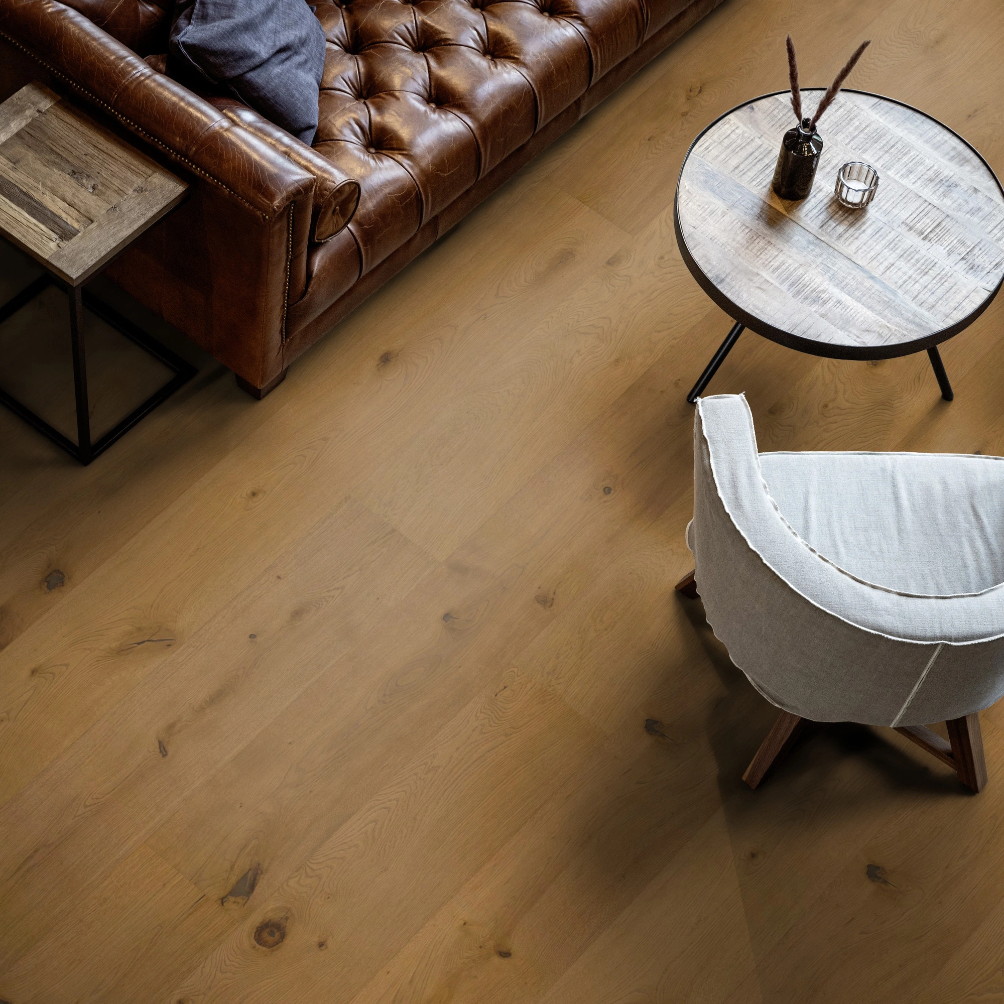 Milieubild Wohnzimmer mit Ledersofa - Blick von oben - ter Hürne Holzboden Hywood EVO Noblesse Collection Eiche Iraty Milieubild Wohnzimmer mit Ledersofa - Blick von oben - ter Hürne 1101281112